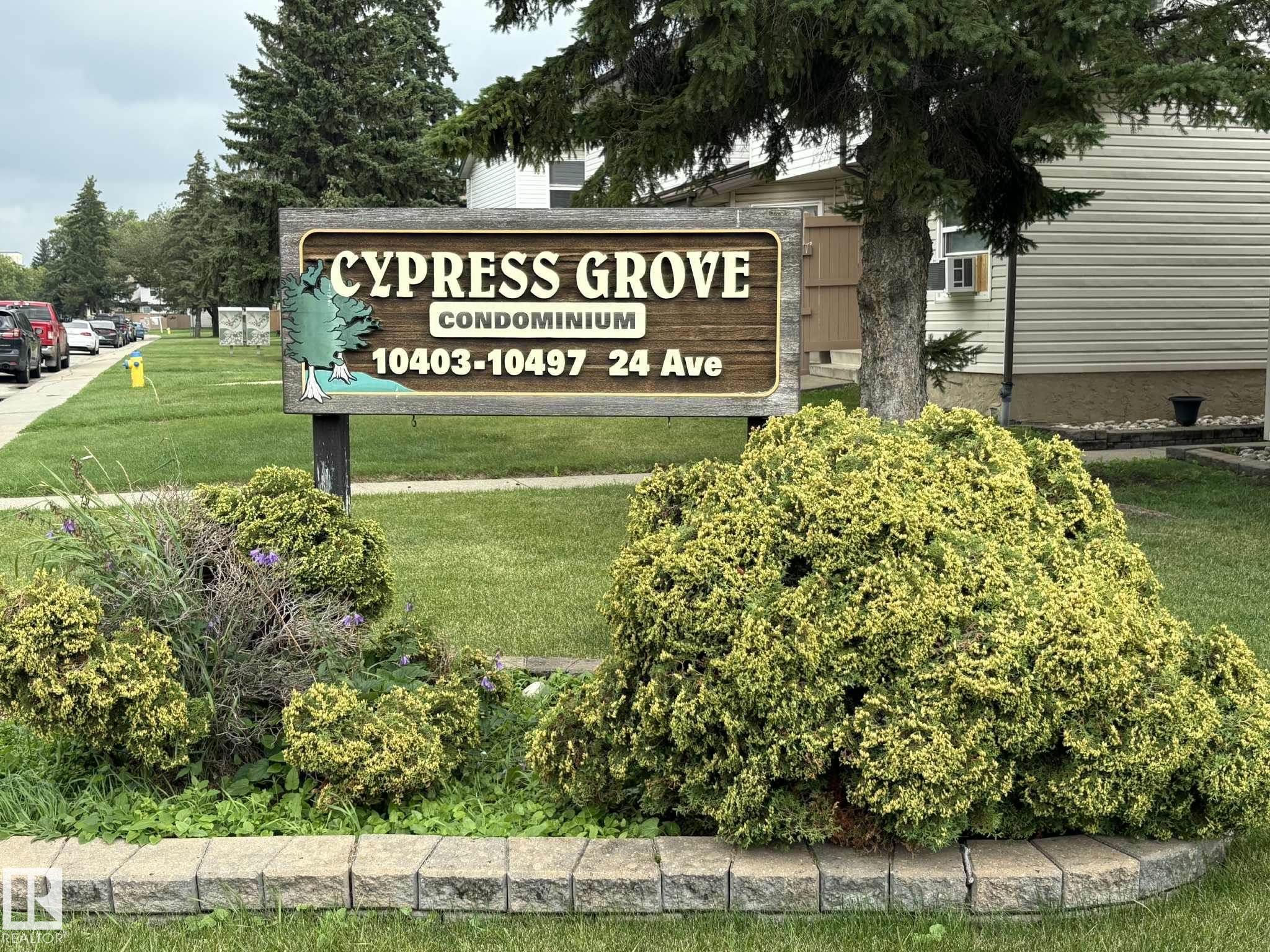 24 Av Nw Unit 10405 Ave, Edmonton, AB T6J 4S2
