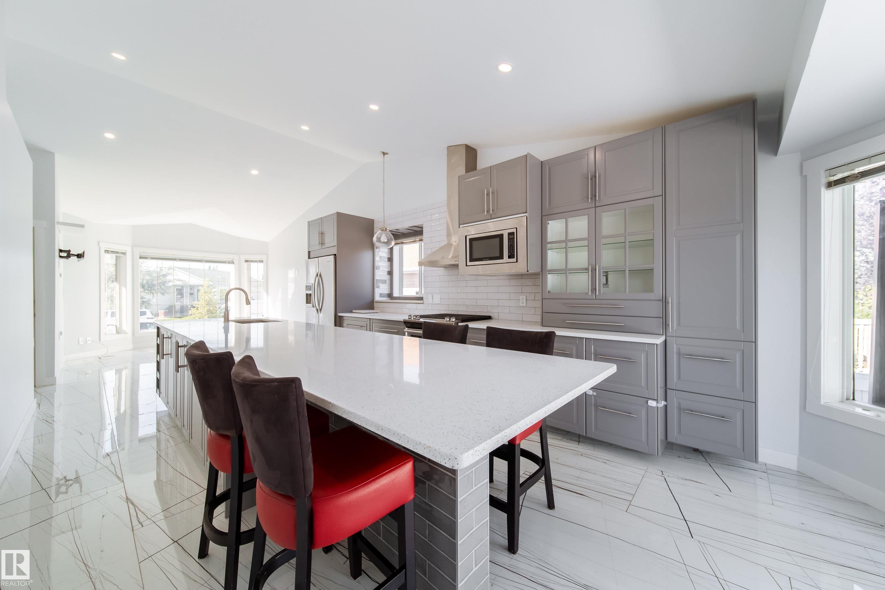 52 Av Nw Unit 19016 Ave, Edmonton, AB T6M 2R4