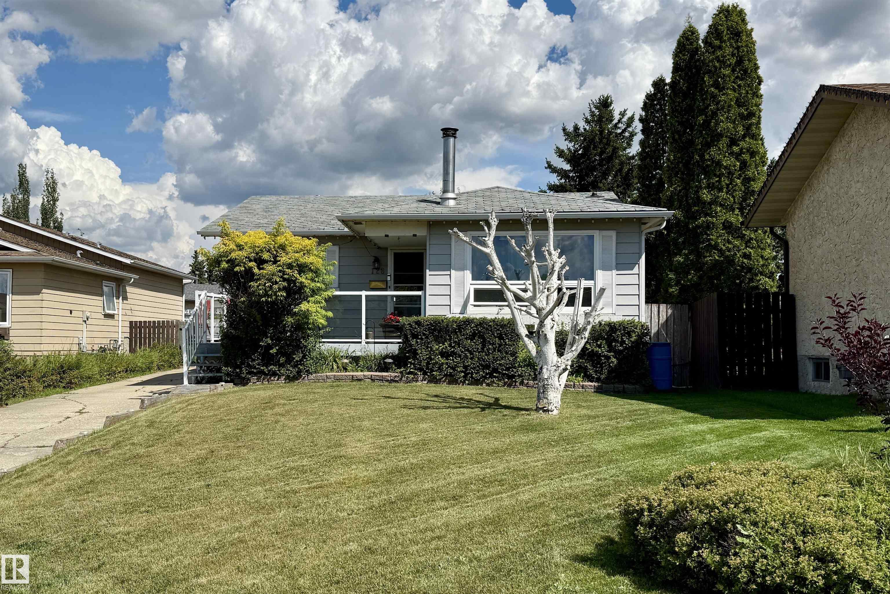 128 Warwick Rd NW, Edmonton, AB T5Y 4P8