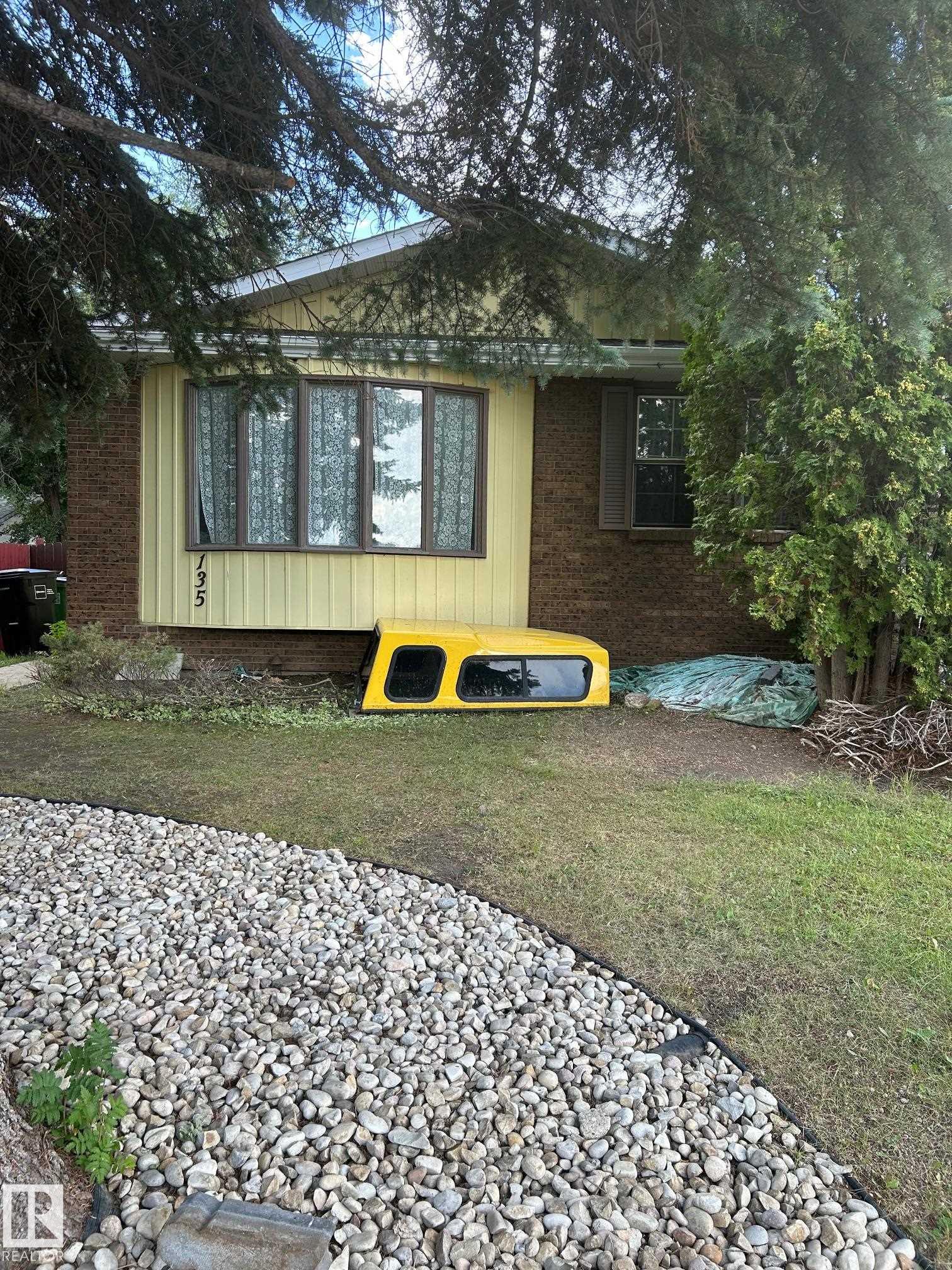 135 Humberstone Rd NW, Edmonton, AB T5A 4E4