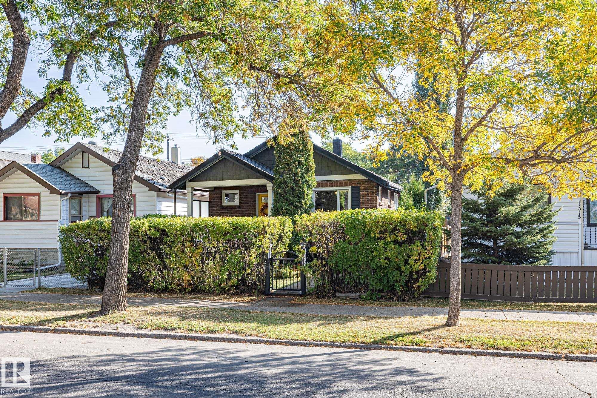 97 St Nw Unit 11317 St, Edmonton, AB T5G 1X3