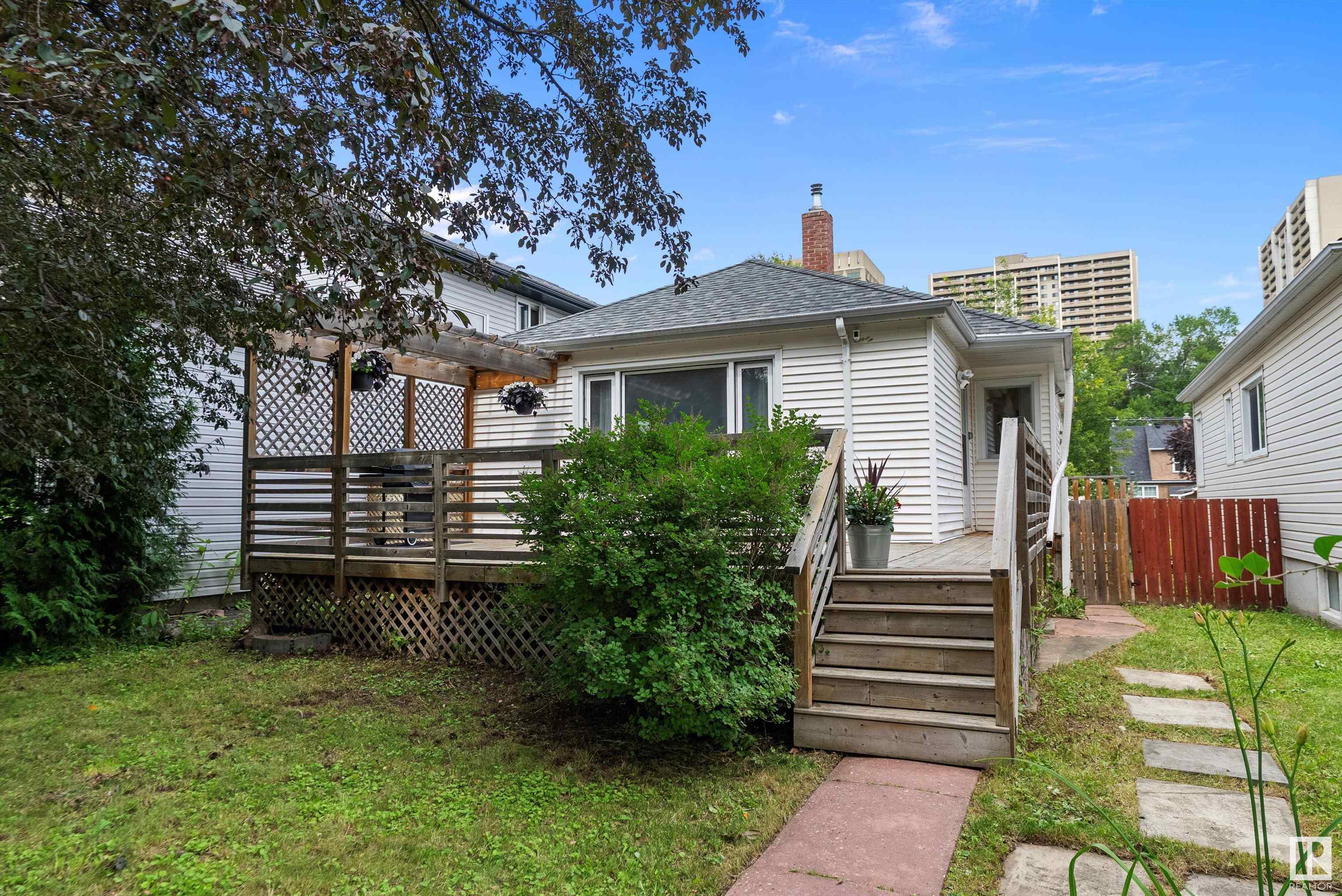 80 Av Nw Unit 11126 Ave, Edmonton, AB T6G 0R5