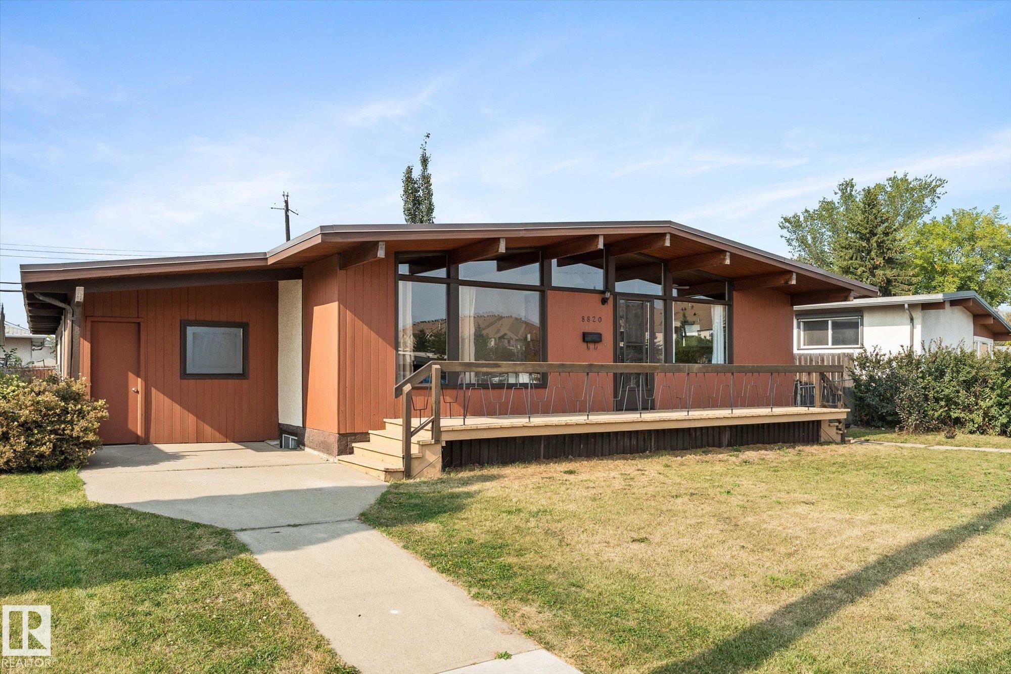 8820 Meadowlark Rd NW, Edmonton, AB T5R 5W7