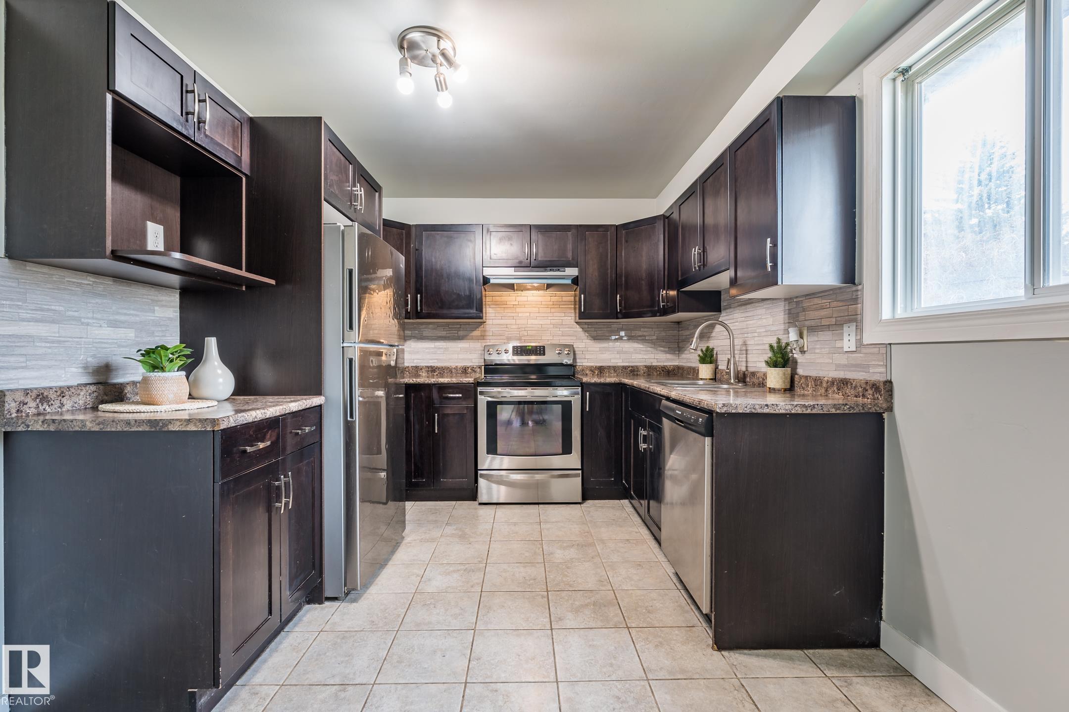 1691 Lakewood Rd S Rd NW, Edmonton, AB T6K 3B9