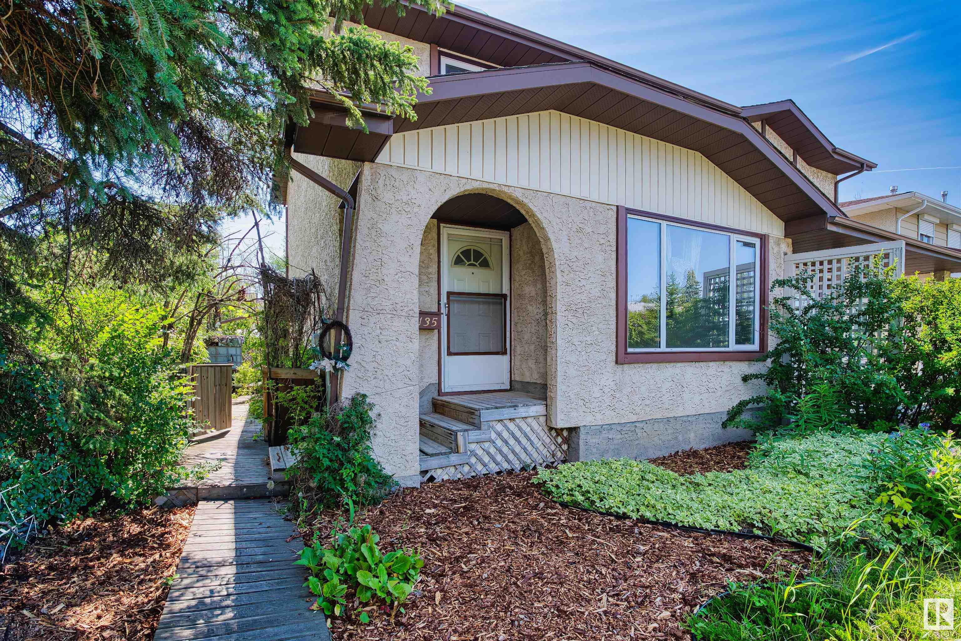 26 Av Nw Unit 11135 Ave, Edmonton, AB T6J 5M7