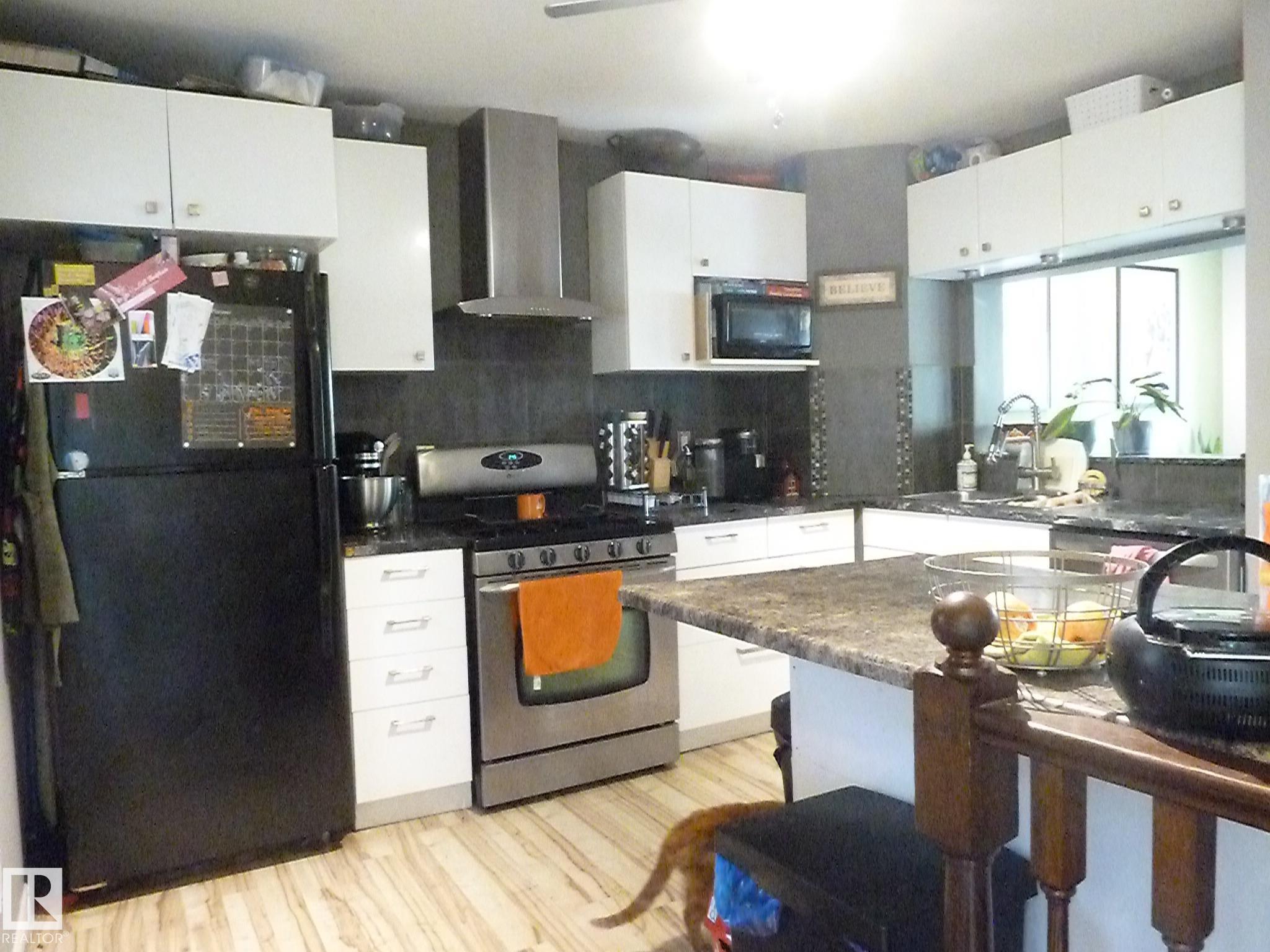 92 Av Nw Unit 15436 Ave, Edmonton, AB T5R 5C2