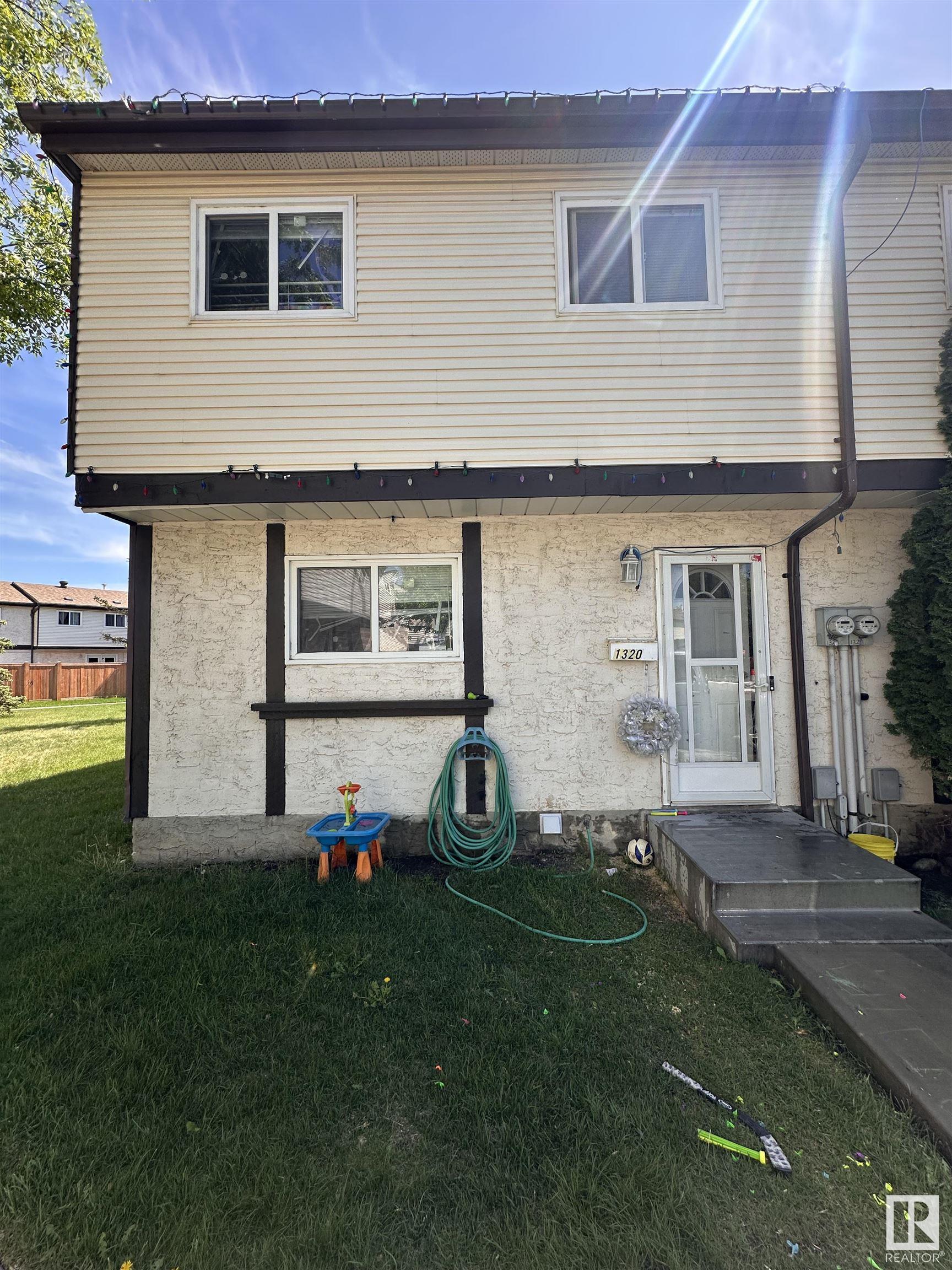 1320 Lakewood W NW, Edmonton, AB T6K 3P2