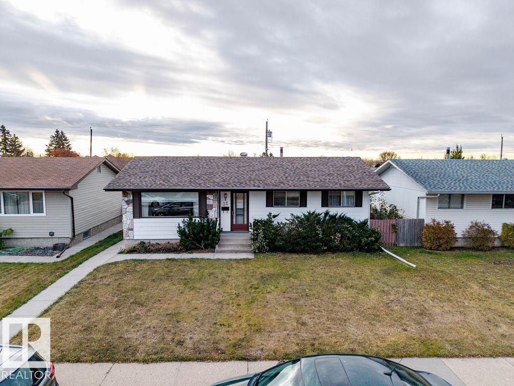 31 Steele Cr Cres NW, Edmonton, AB T5A 1G4