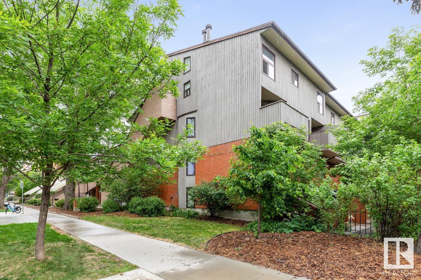 83 Av Nw Unit 11122 Ave, Edmonton, AB T6G 0V1