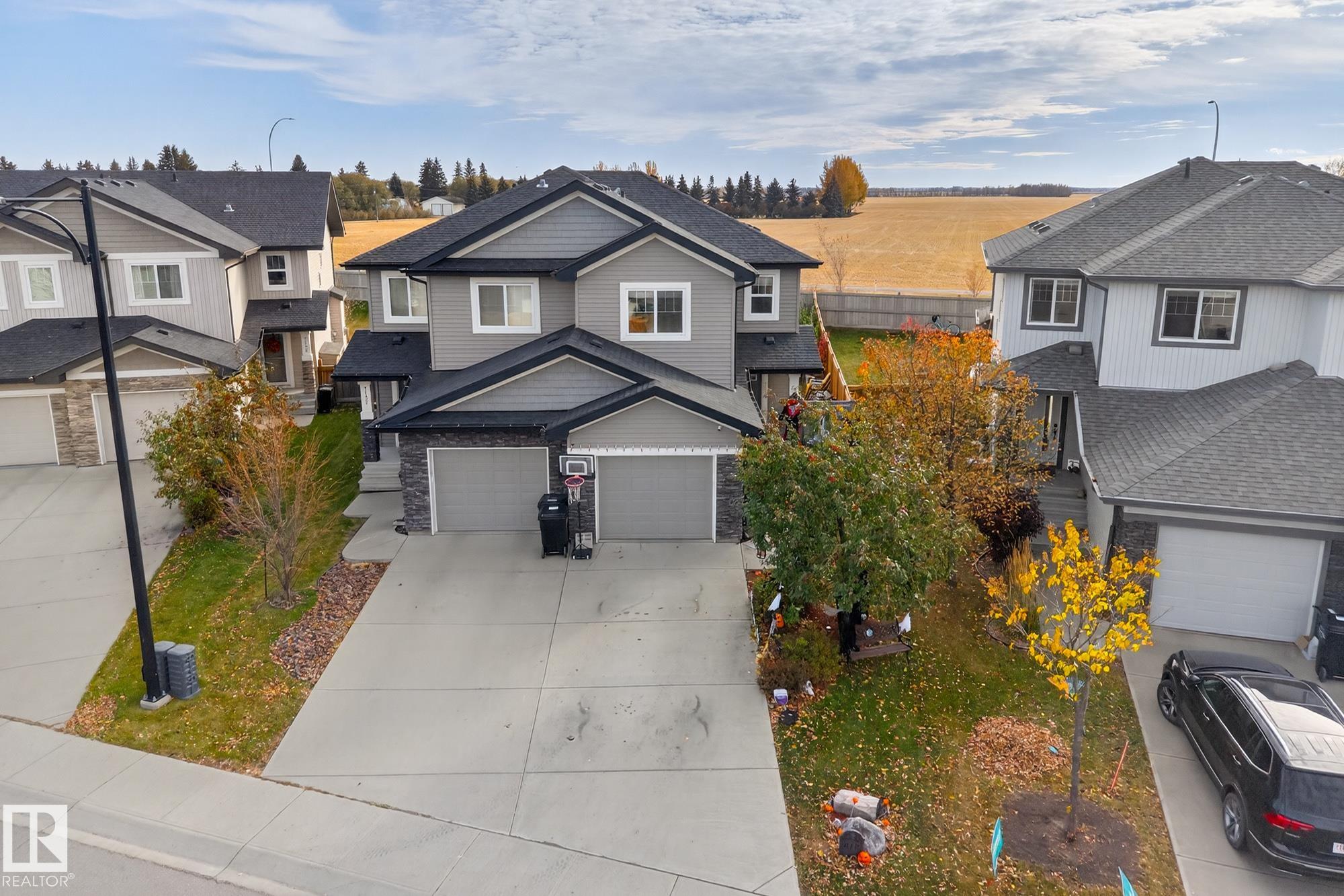 7139 Cardinal Way SW, Edmonton, AB T6W 1Z3