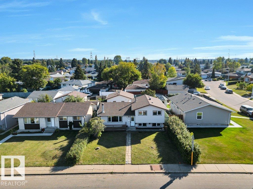 904 Knottwood S NW, Edmonton, AB T6K 3C3