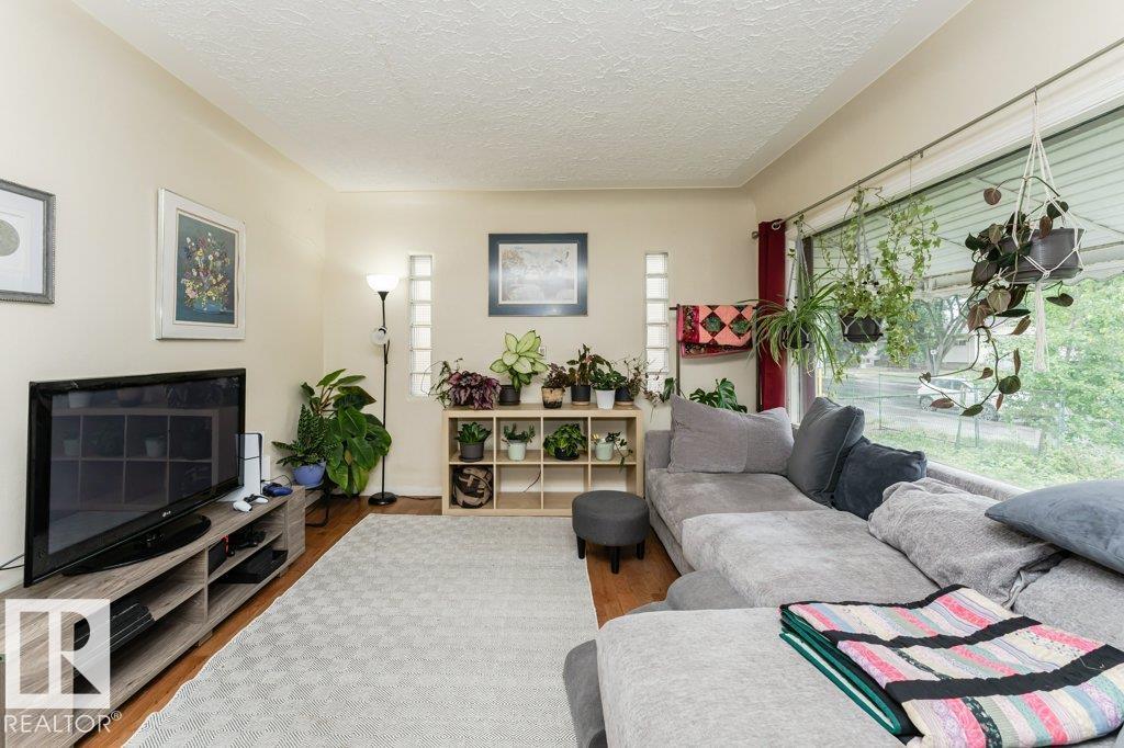 106 St Nw Unit 6028 St, Edmonton, AB T6H 2T7