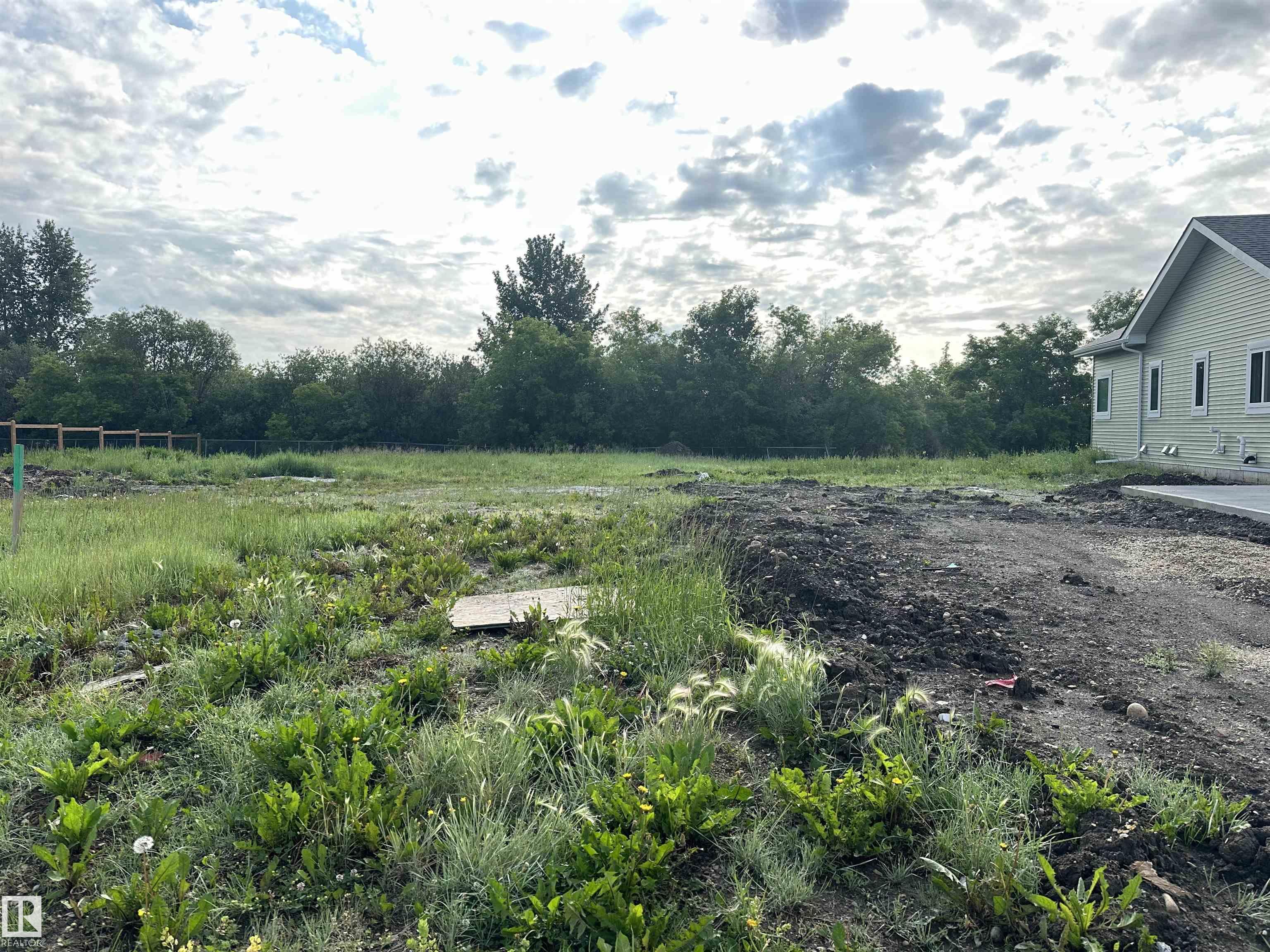 55 St Unit 5201 St, Wabamun, AB T0E 2K0