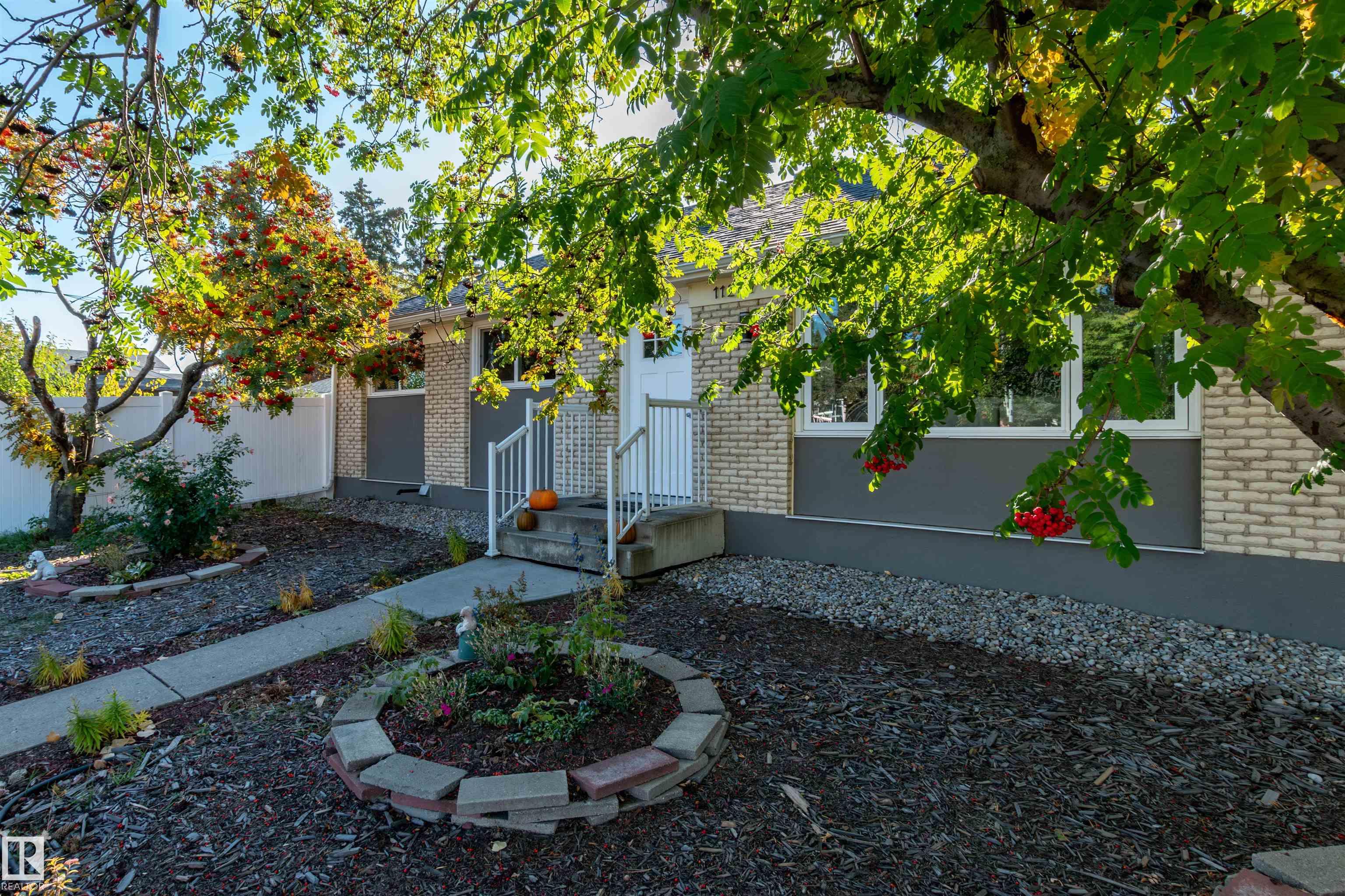 40 Av Nw Unit 11227 Ave, Edmonton, AB T6J 0P9