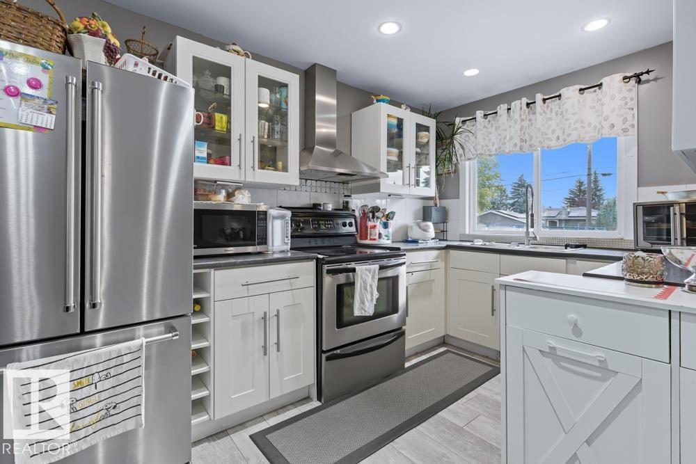 69 St Nw Unit 9211 St, Edmonton, AB T6B 1V8