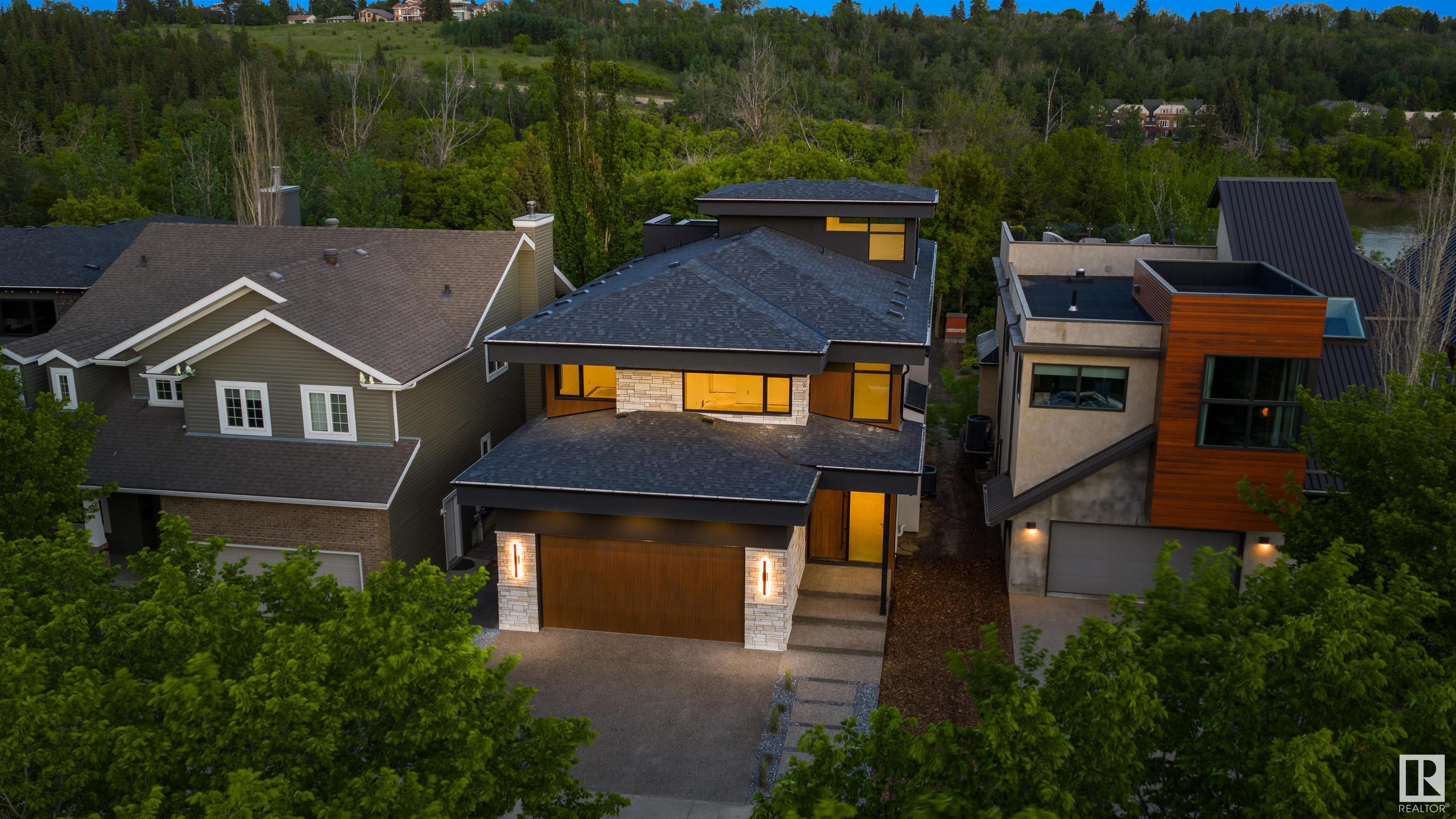 99 Av Nw Unit 8807 Ave, Edmonton, AB T5H 4N5