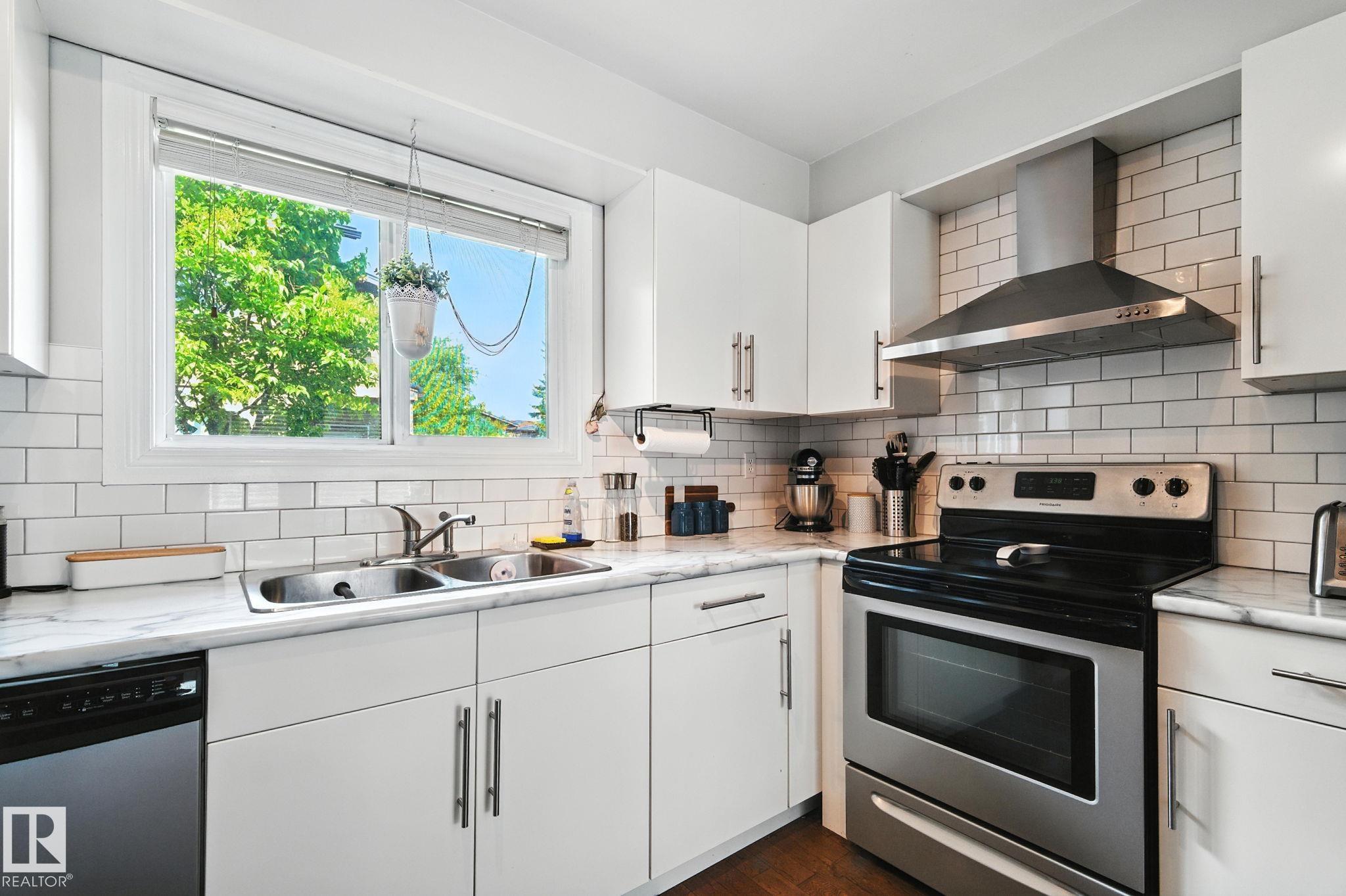 3812 20 Avenue Northwest #unit 32, Edmonton, AB T6L 4B2