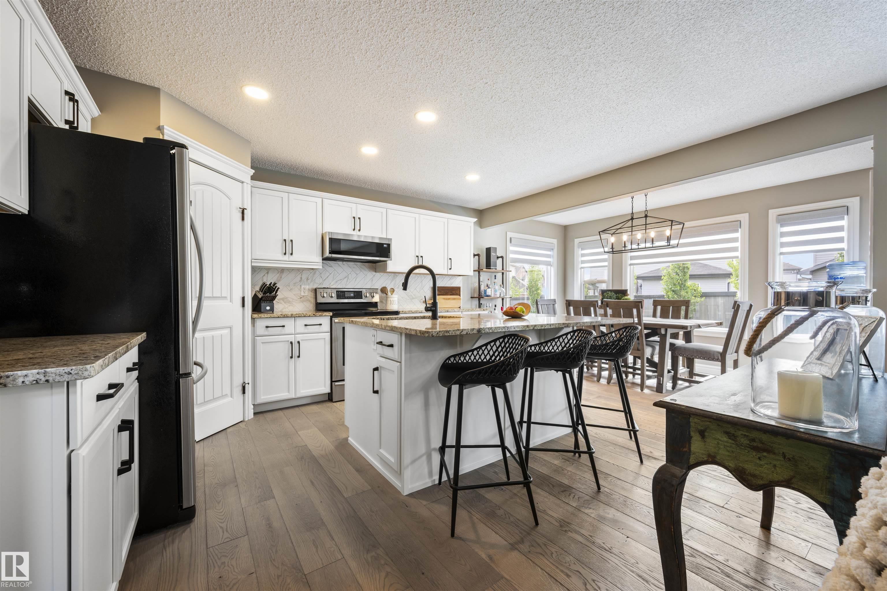 5 Av Sw Unit 17437 Ave #a, Edmonton, AB T6W 2E3