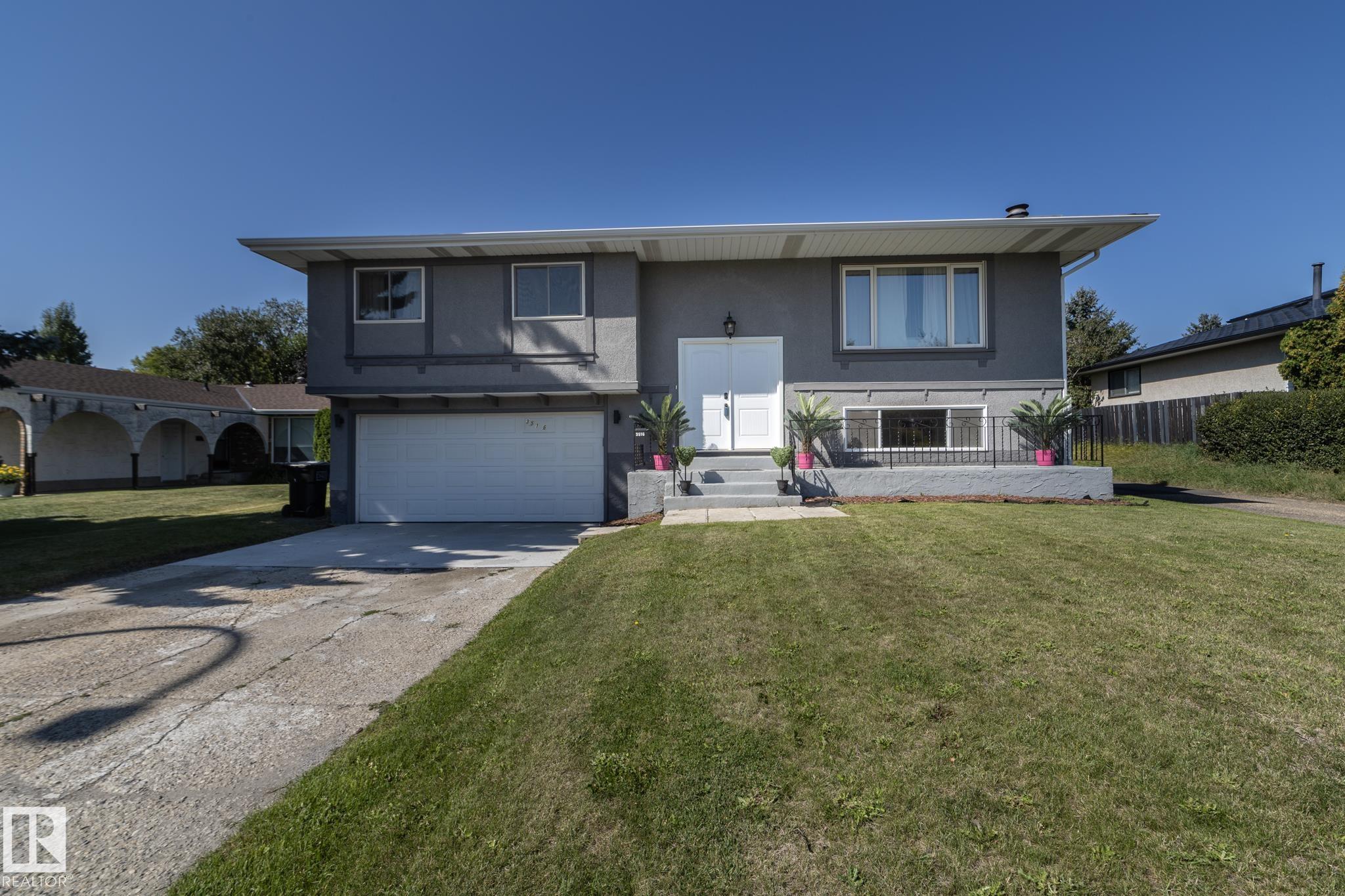 107 St Nw Unit 3516 St, Edmonton, AB T6J 1B1