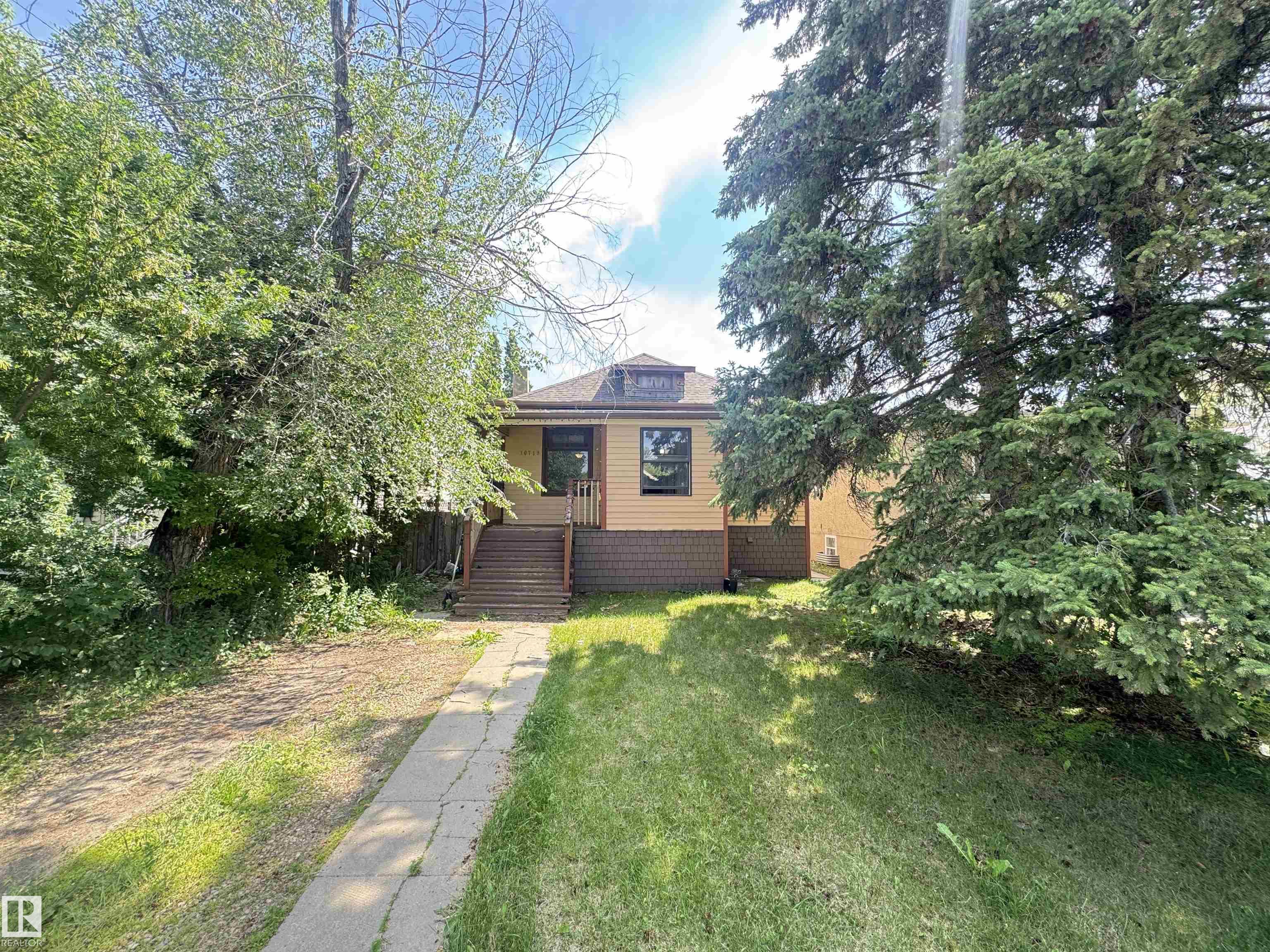 74 Av Nw Unit 10719 Ave, Edmonton, AB T6E 1G7