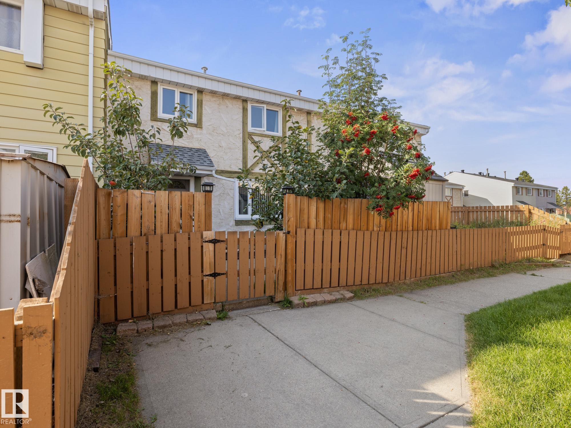 20 Callingwood Co Ct NW #e, Edmonton, AB T5T 0H5