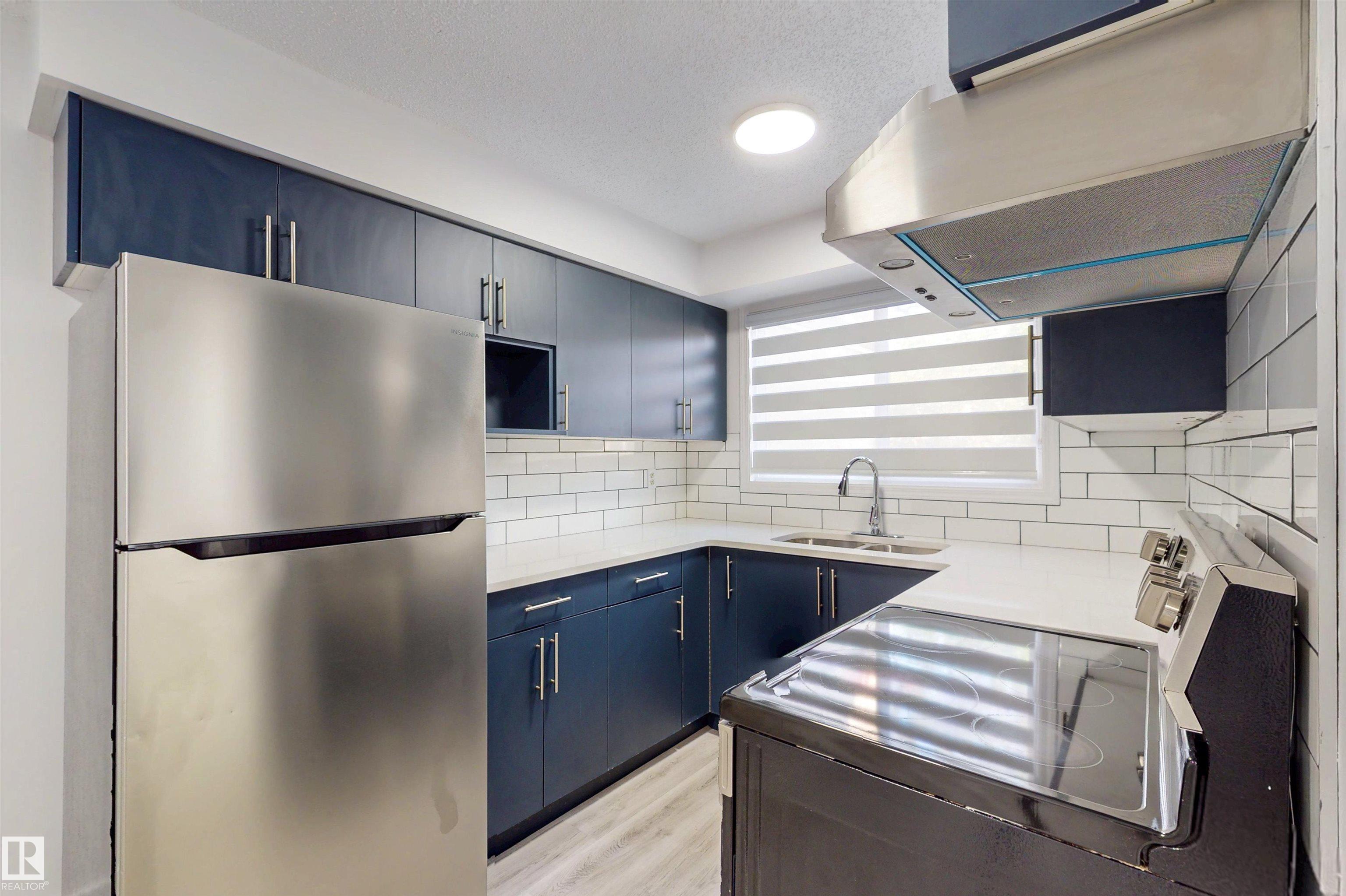 942 Lakewood Rd NW, Edmonton, AB T6K 3X1