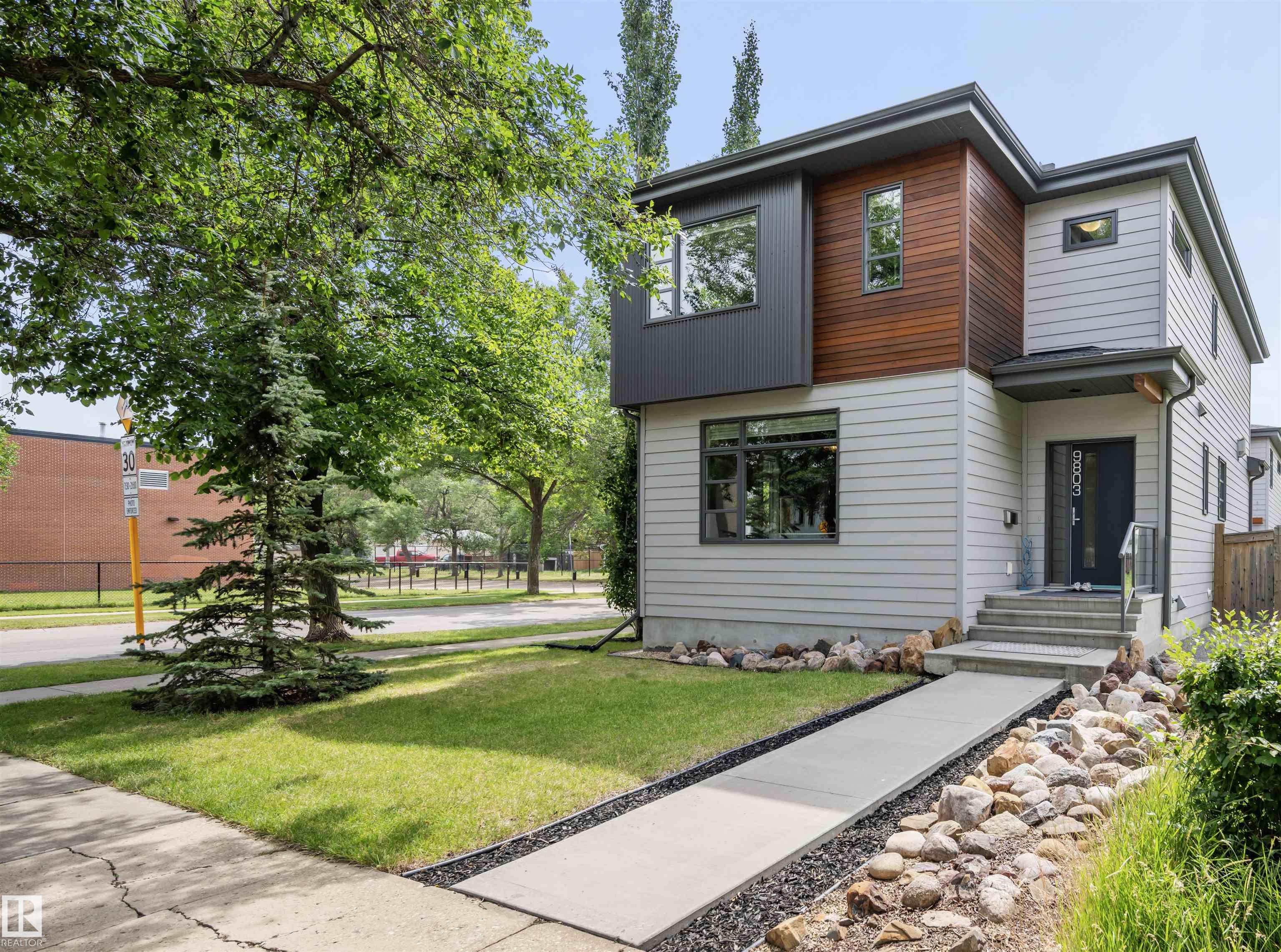 74 Av Nw Unit 9803 Ave, Edmonton, AB T6E 1G1