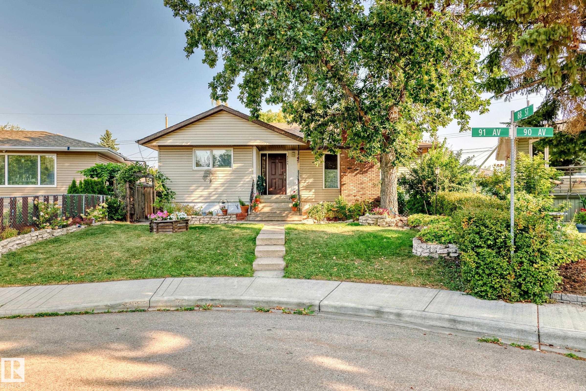 91 Av Nw Unit 8804 Ave, Edmonton, AB T6C 1R2