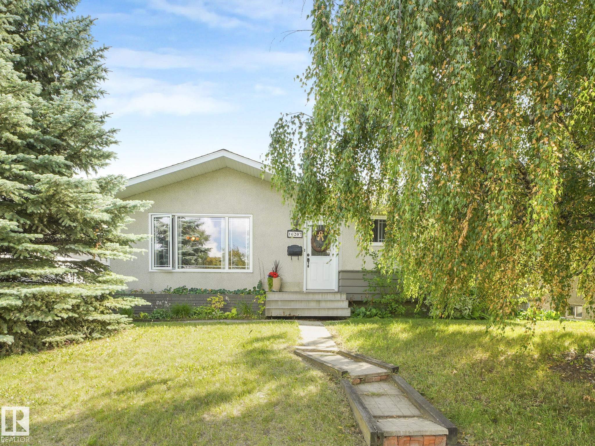 86 Av Nw Unit 16207 Ave, Edmonton, AB T5R 4C6