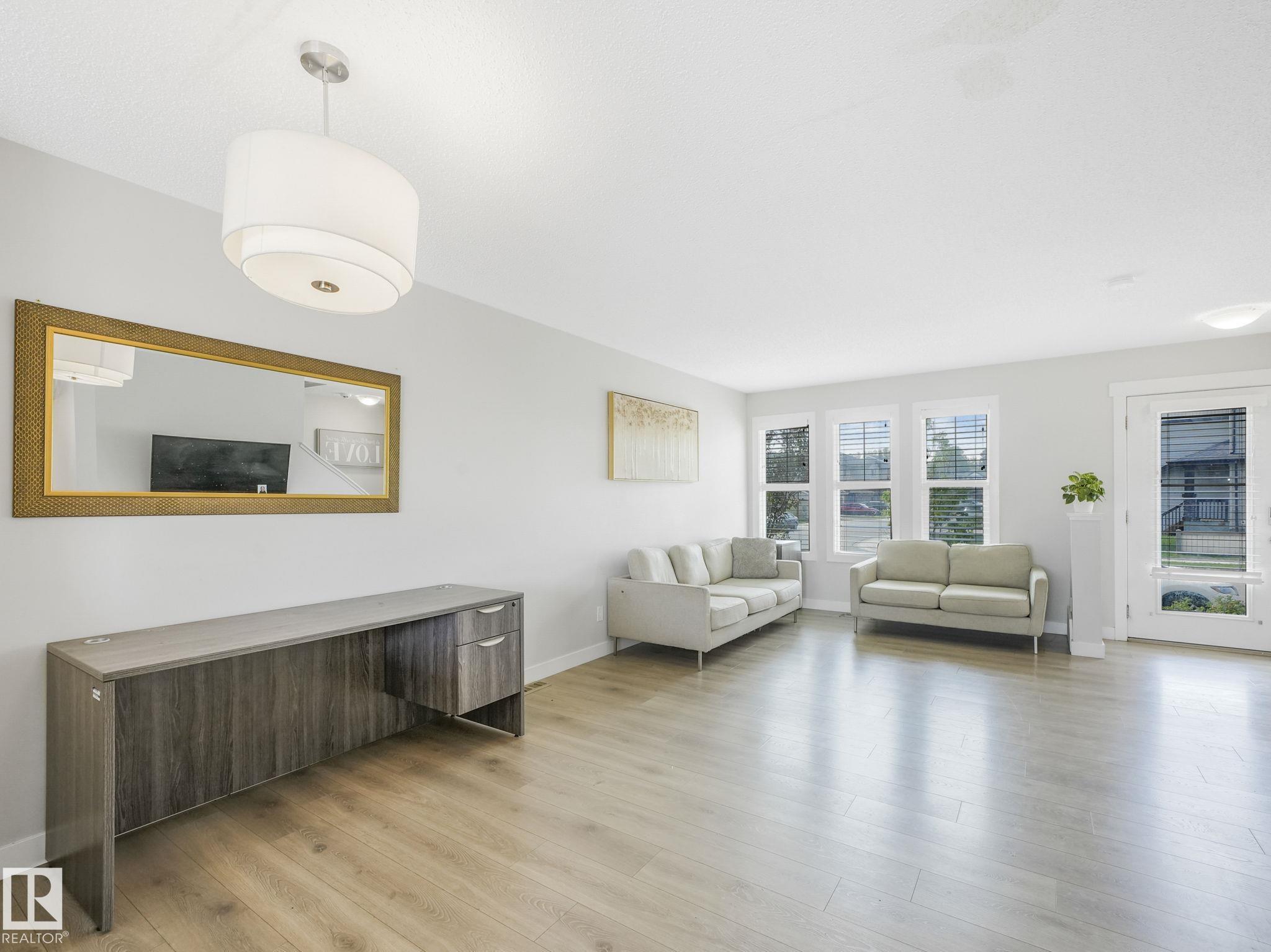 648 Lewis Greens Dr NW, Edmonton, AB T5T 7G4