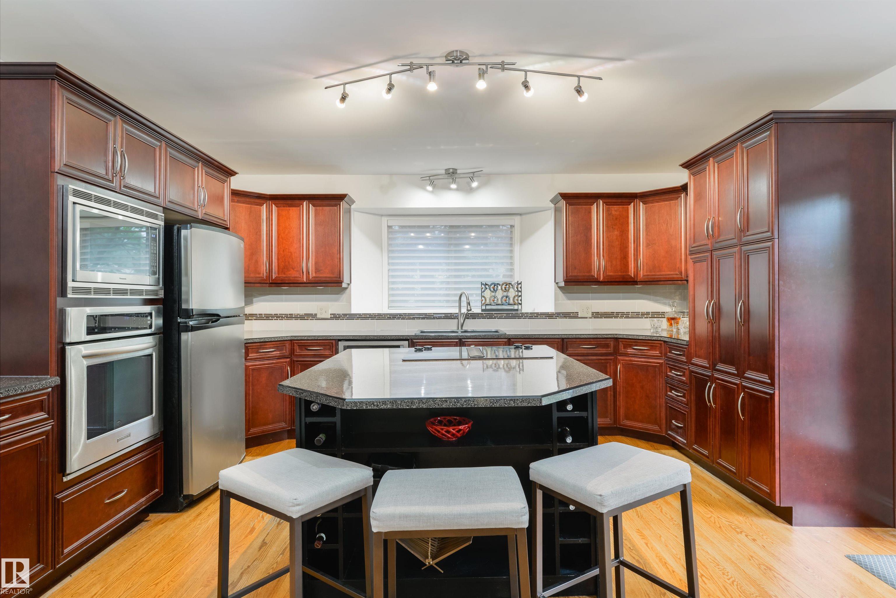 256 Westridge Rd NW, Edmonton, AB T5T 1C3