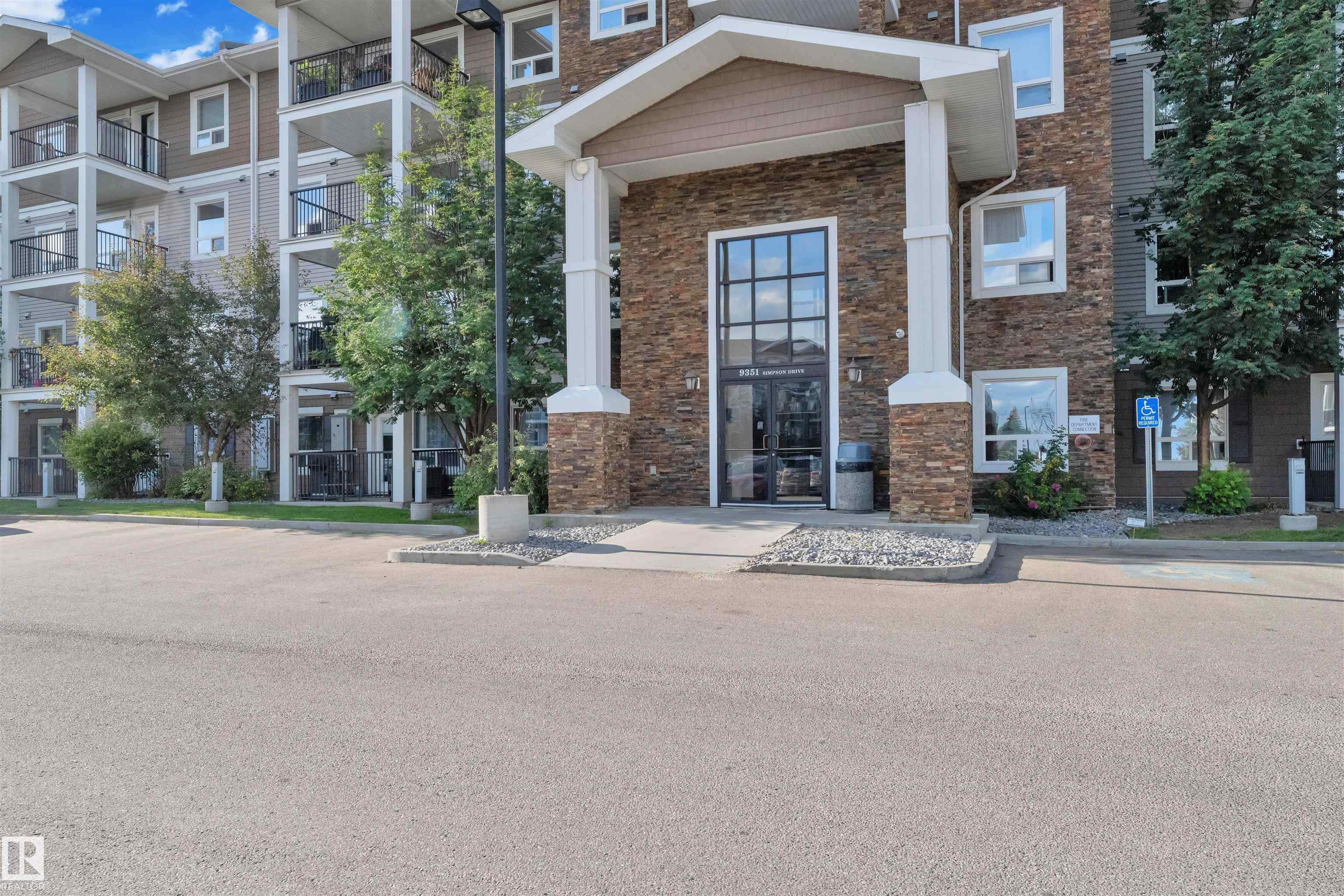 9351 Simpson Dr NW, Edmonton, AB T6R 0N3