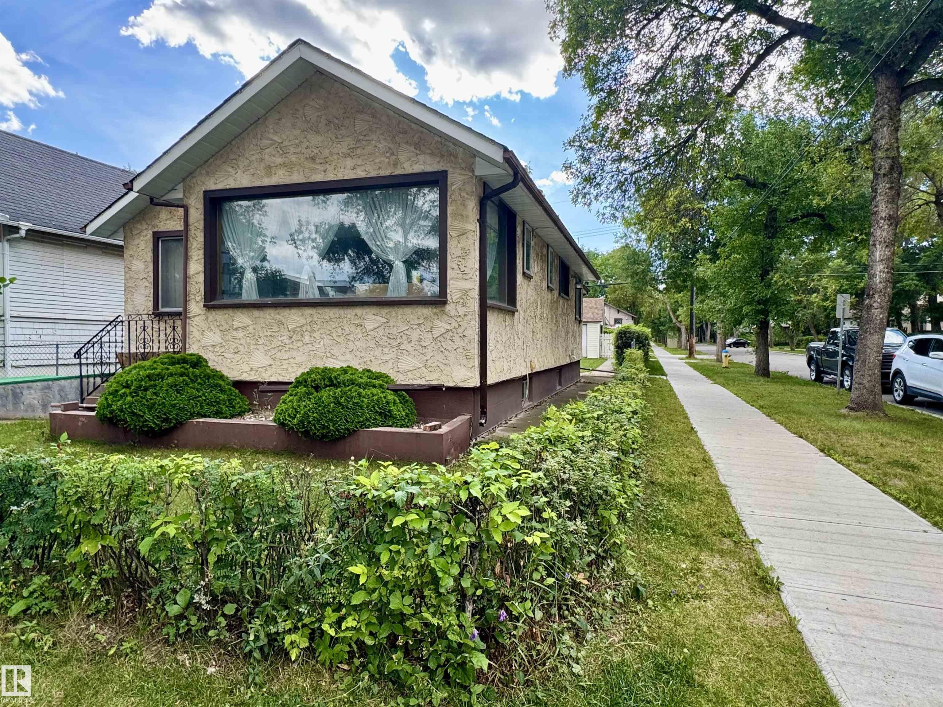 94 St Nw Unit 11936 St, Edmonton, AB T5G 1J5