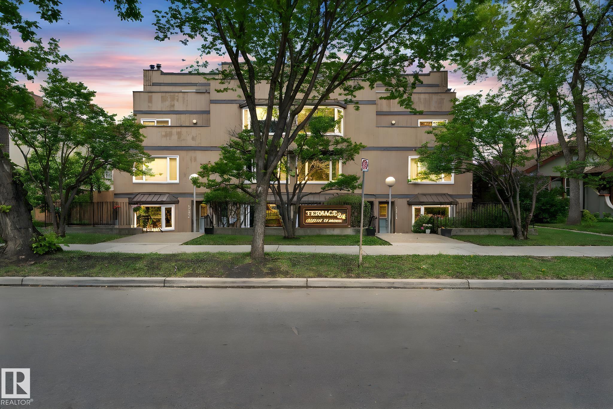 84 Av Nw Unit 10520 Ave, Edmonton, AB T6E 2H4