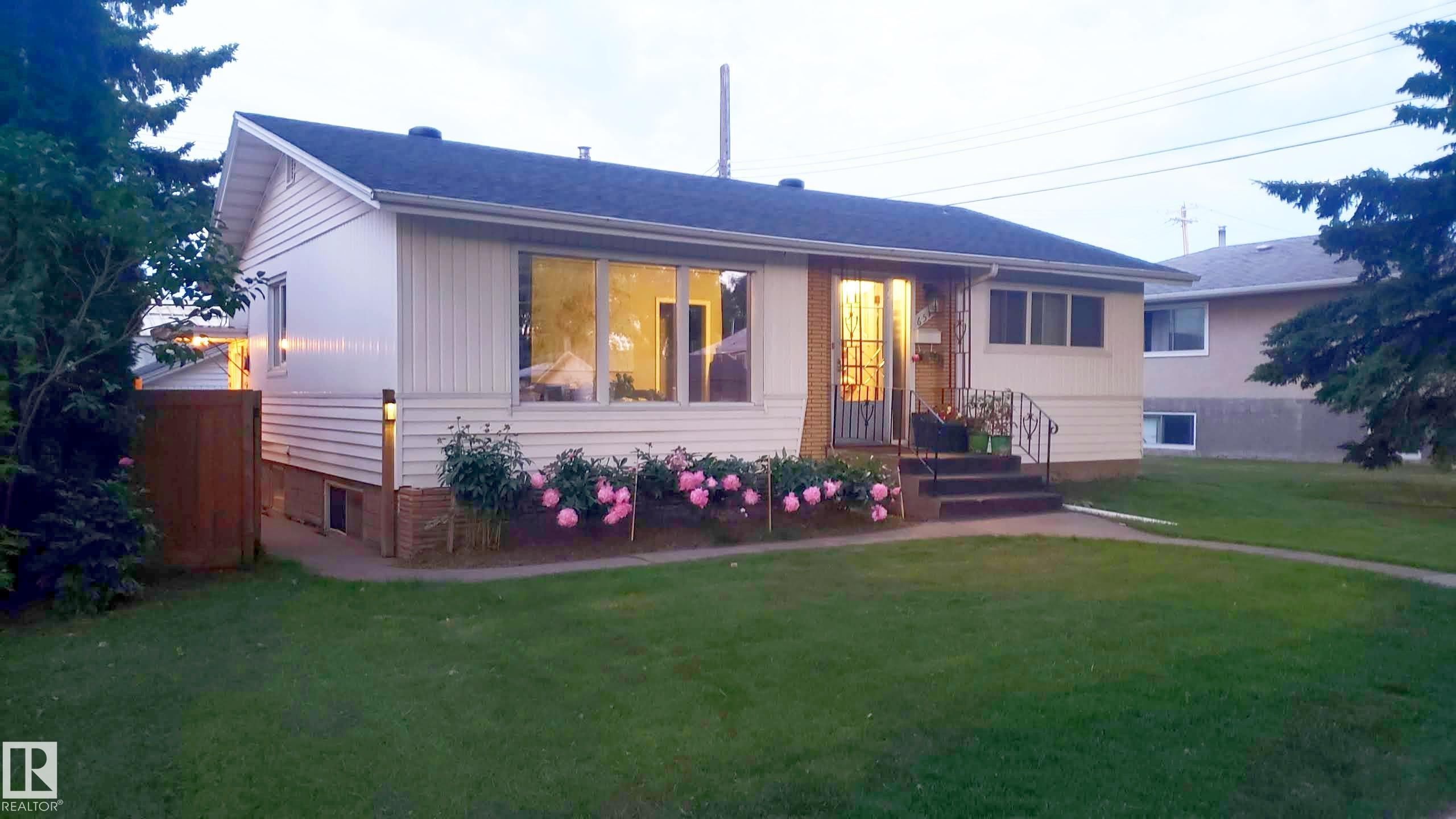 104 St Nw Unit 6519 St #a, Edmonton, AB T6H 2M2