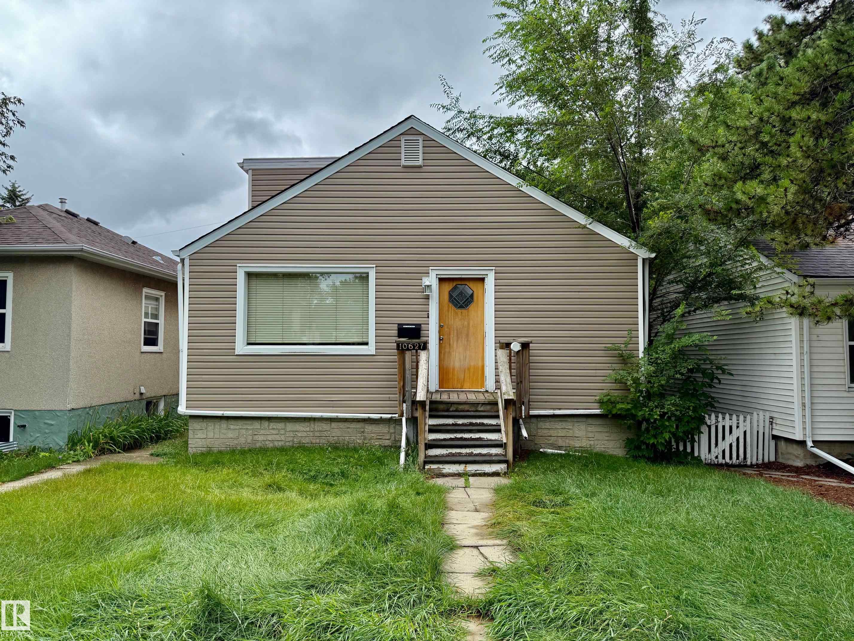 76 Av Nw Unit 10627 Ave, Edmonton, AB T6E 1K8