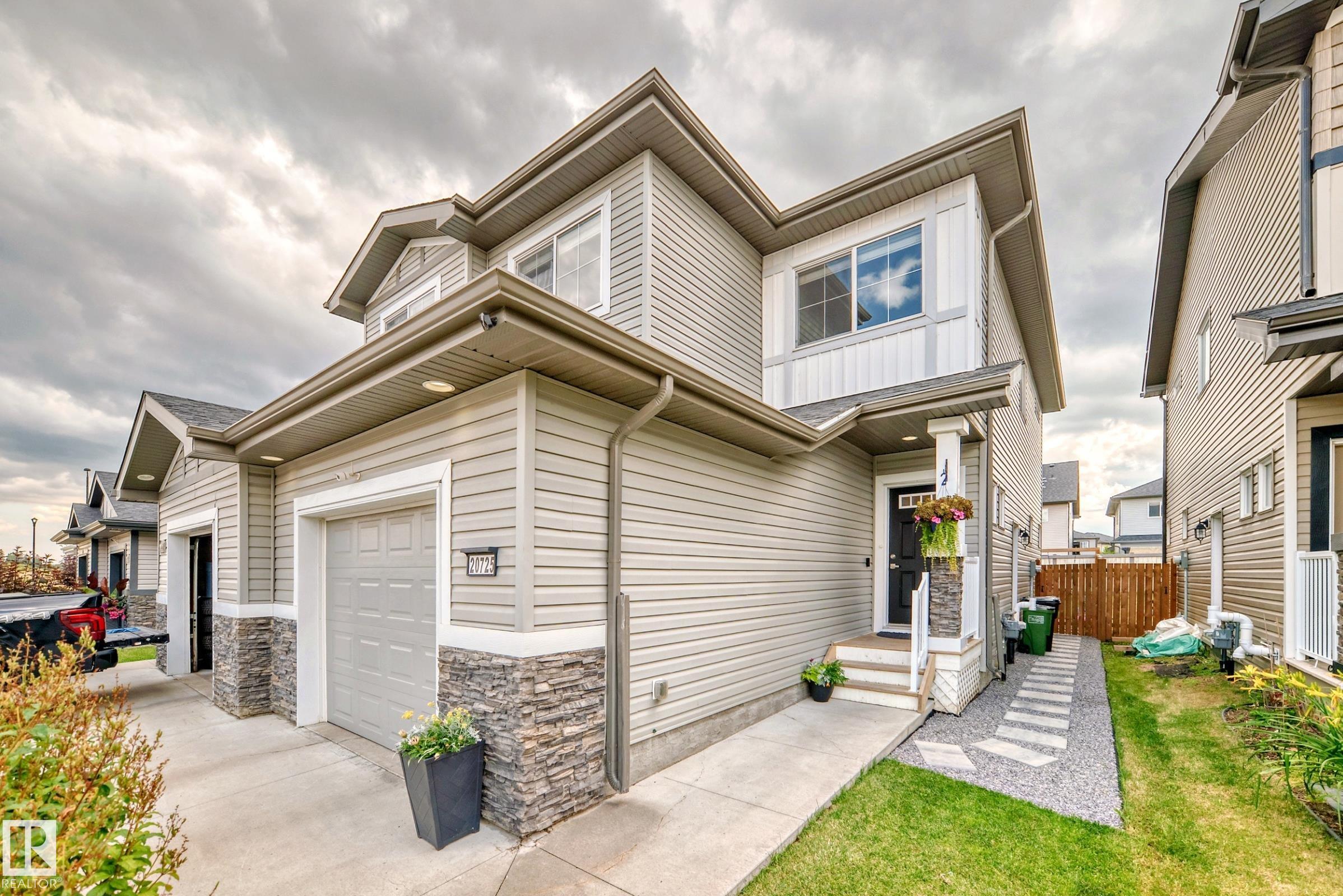 99 Av Nw Unit 20725 Ave #a, Edmonton, AB T5T 7G4