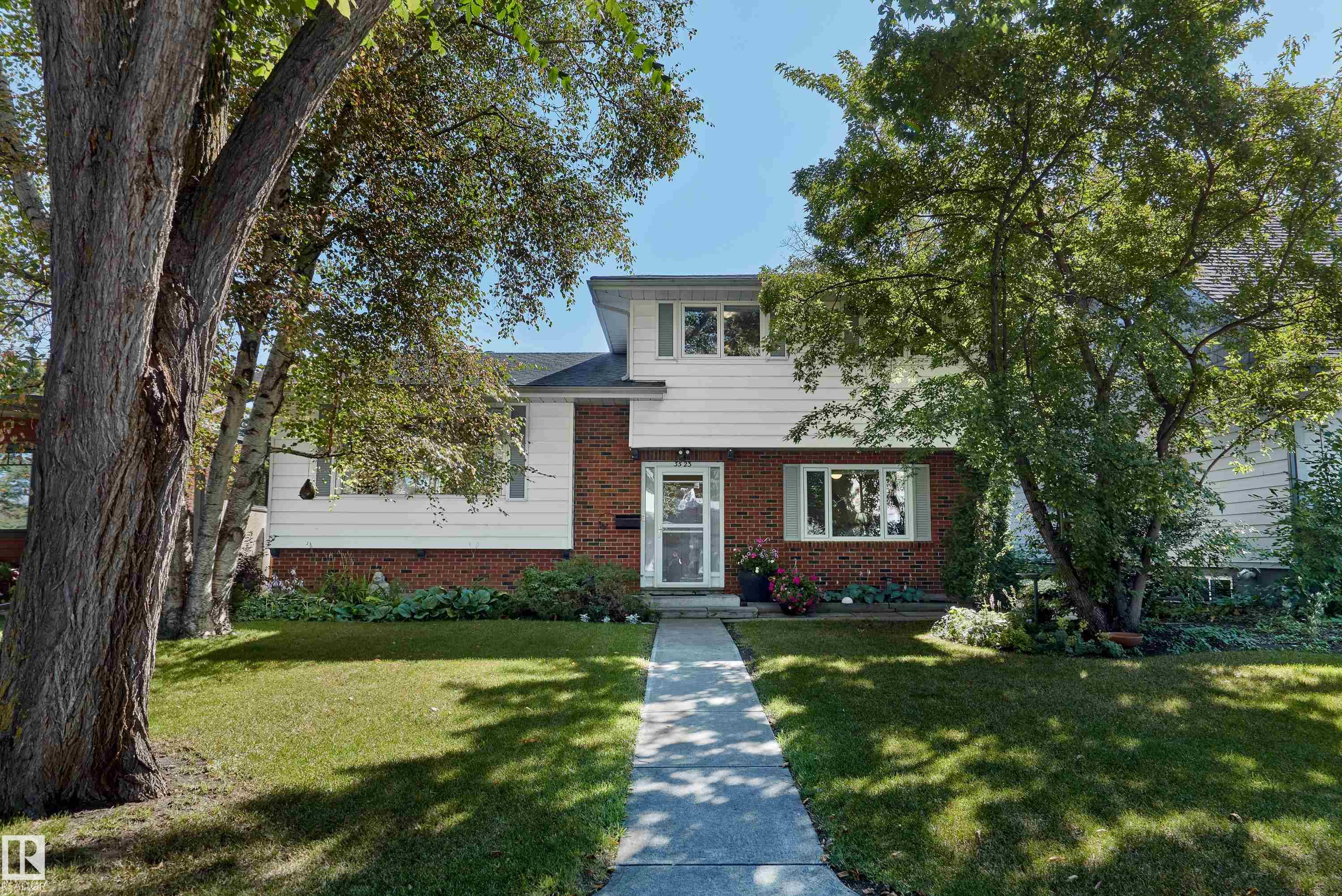 113 St Nw Unit 3523 St #b, Edmonton, AB T6J 1L6