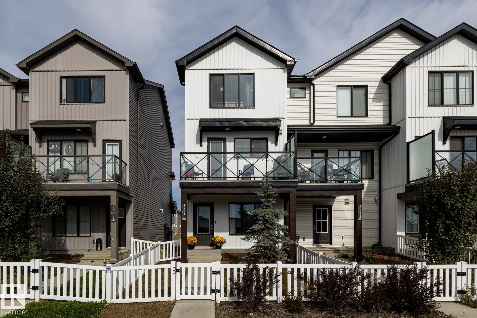 27 Av Nw Unit 19216 Ave, Edmonton, AB T6M 1L1