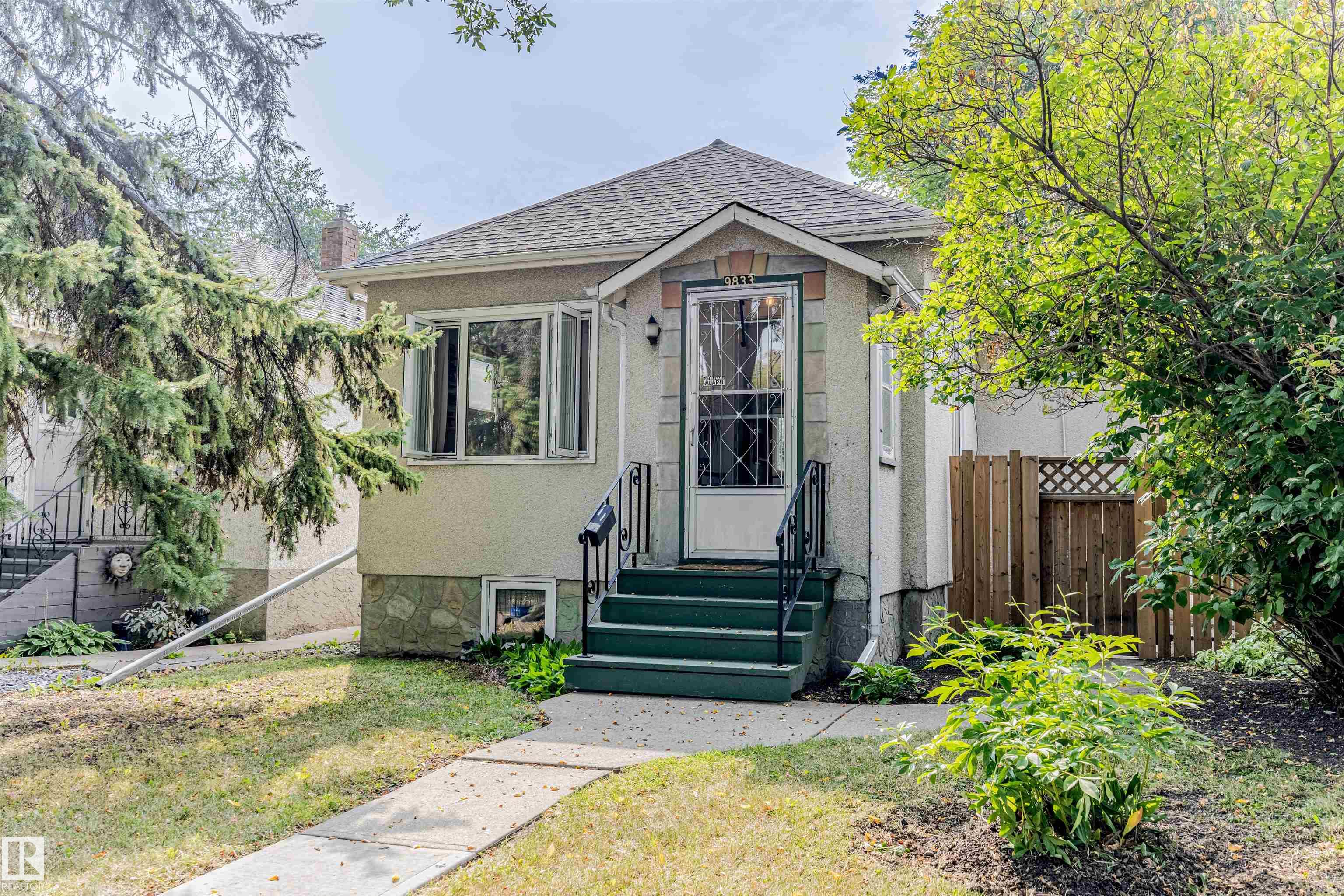 83 Av Nw Unit 9833 Ave, Edmonton, AB T6E 2B8