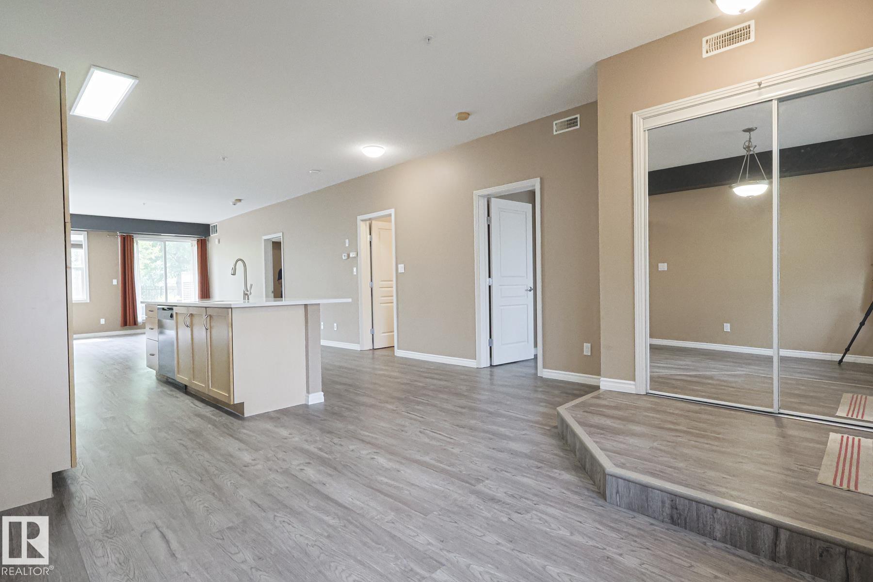 9507 101 Avenue Northwest #113, Edmonton, AB T5H 4R1