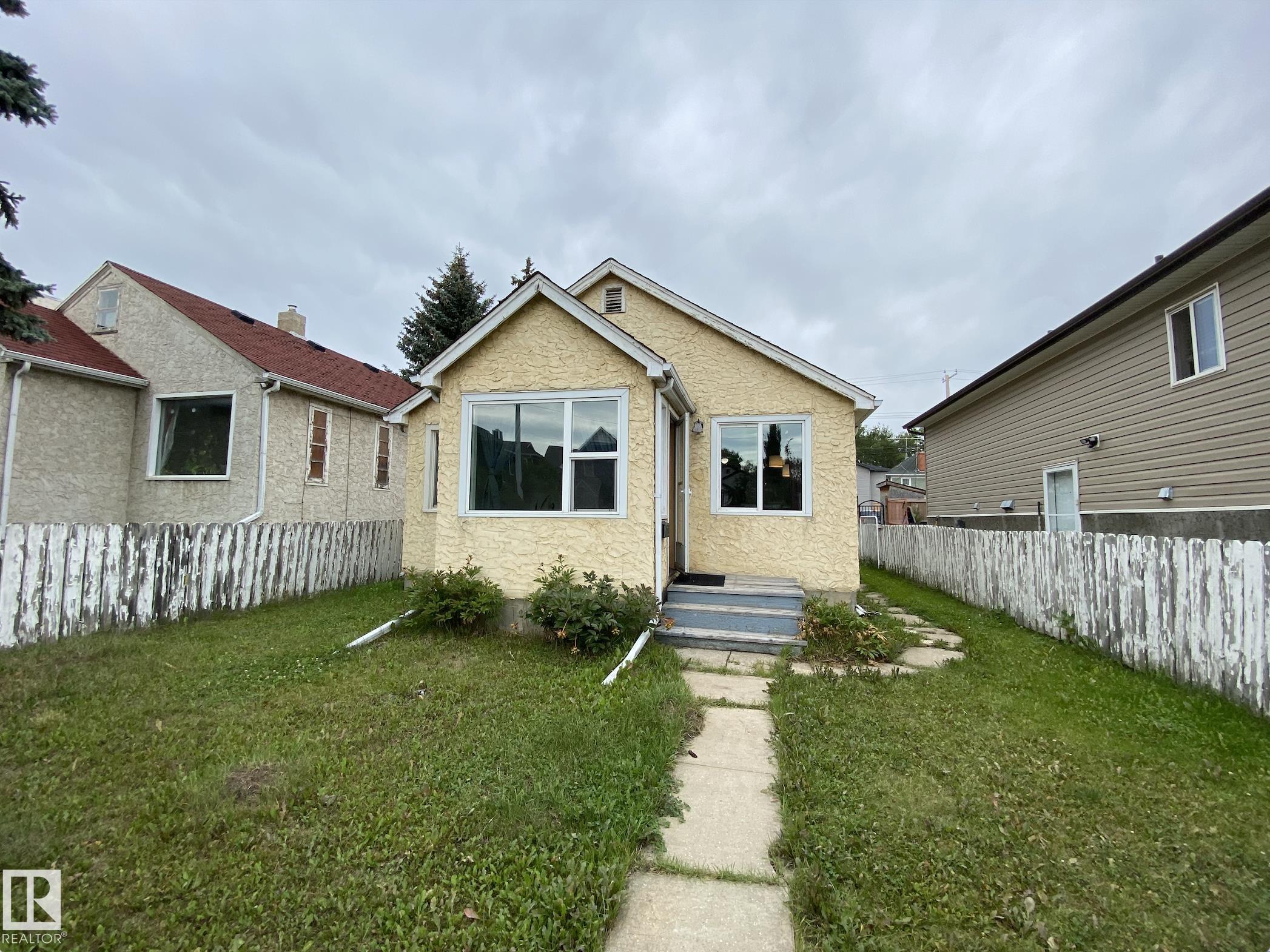 95 St Nw Unit 11447 St, Edmonton, AB T5G 1L3