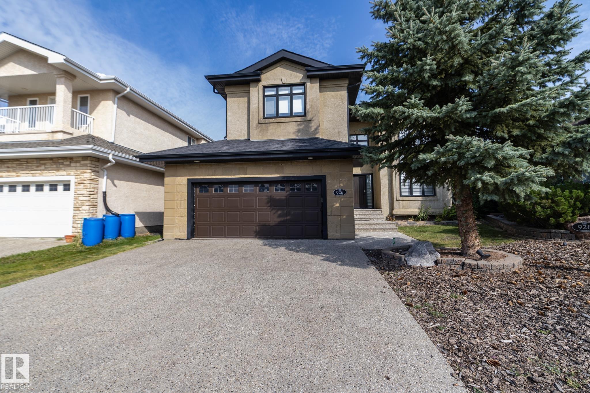 926 Thompson Pl NW, Edmonton, AB T6R 3K4