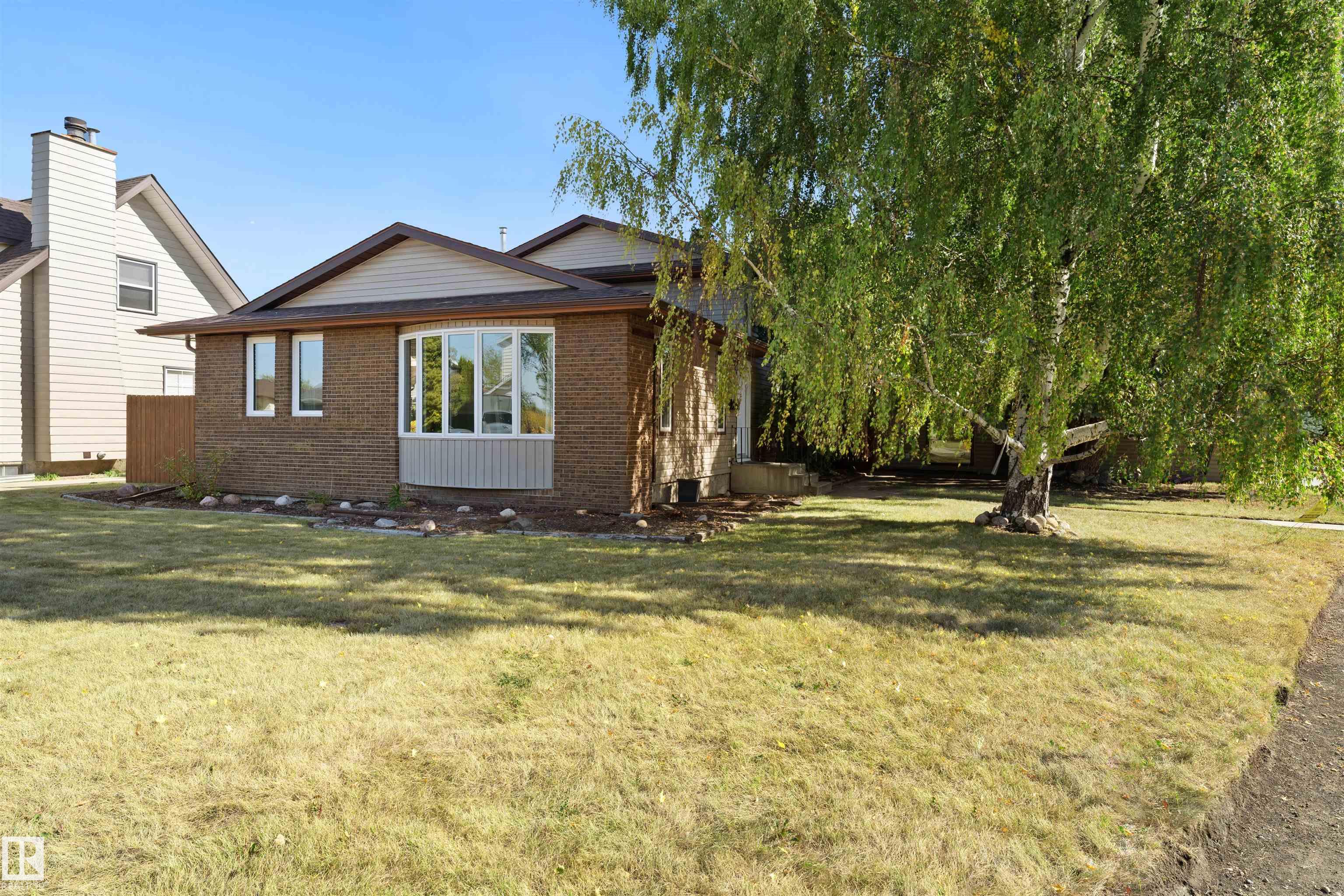 363 Huffman Cr Cres NW, Edmonton, AB T5A 4C9