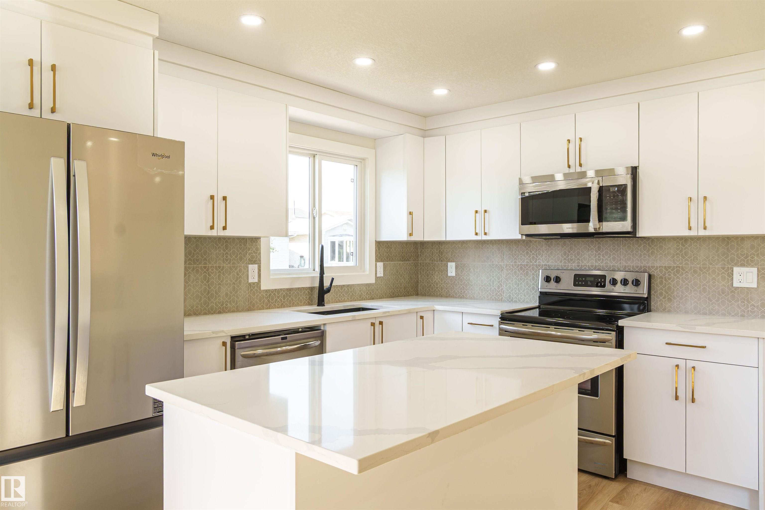 41 Av Nw Unit 3710 Ave, Edmonton, AB T6L 5M2