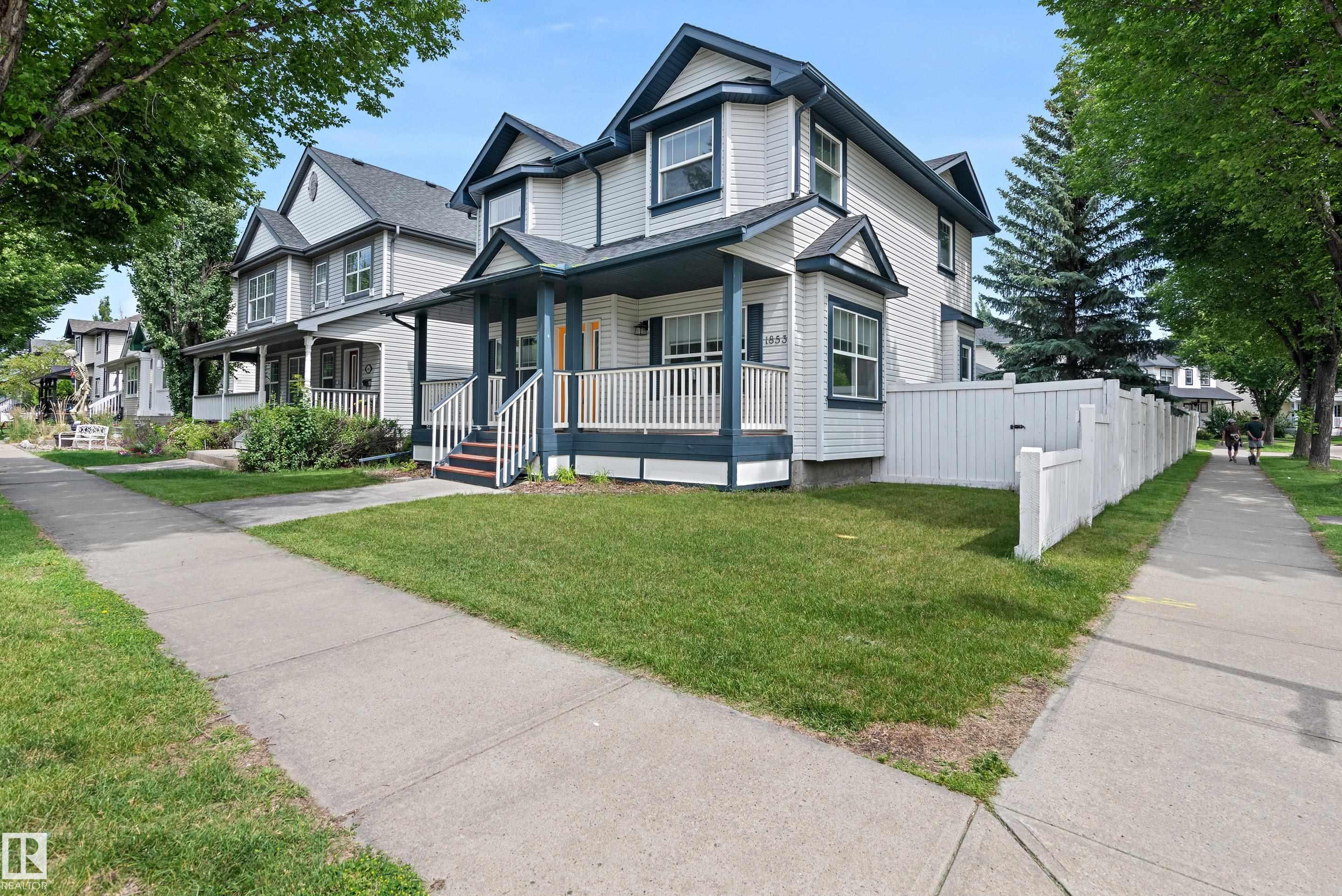 1853 Tomlinson Way NW, Edmonton, AB T5R 2W5