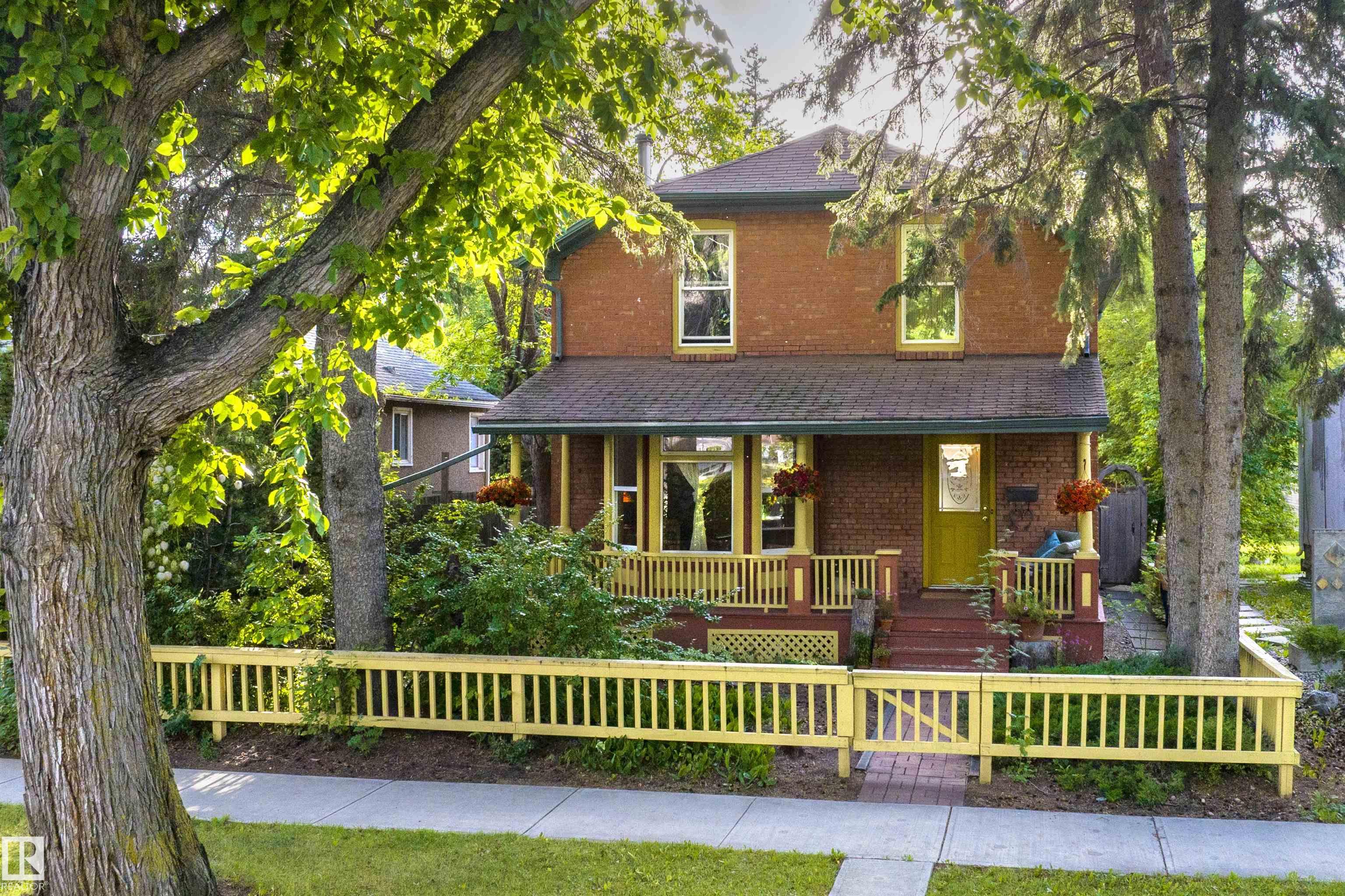 105 St Nw Unit 7024 St #a, Edmonton, AB T6H 2R5