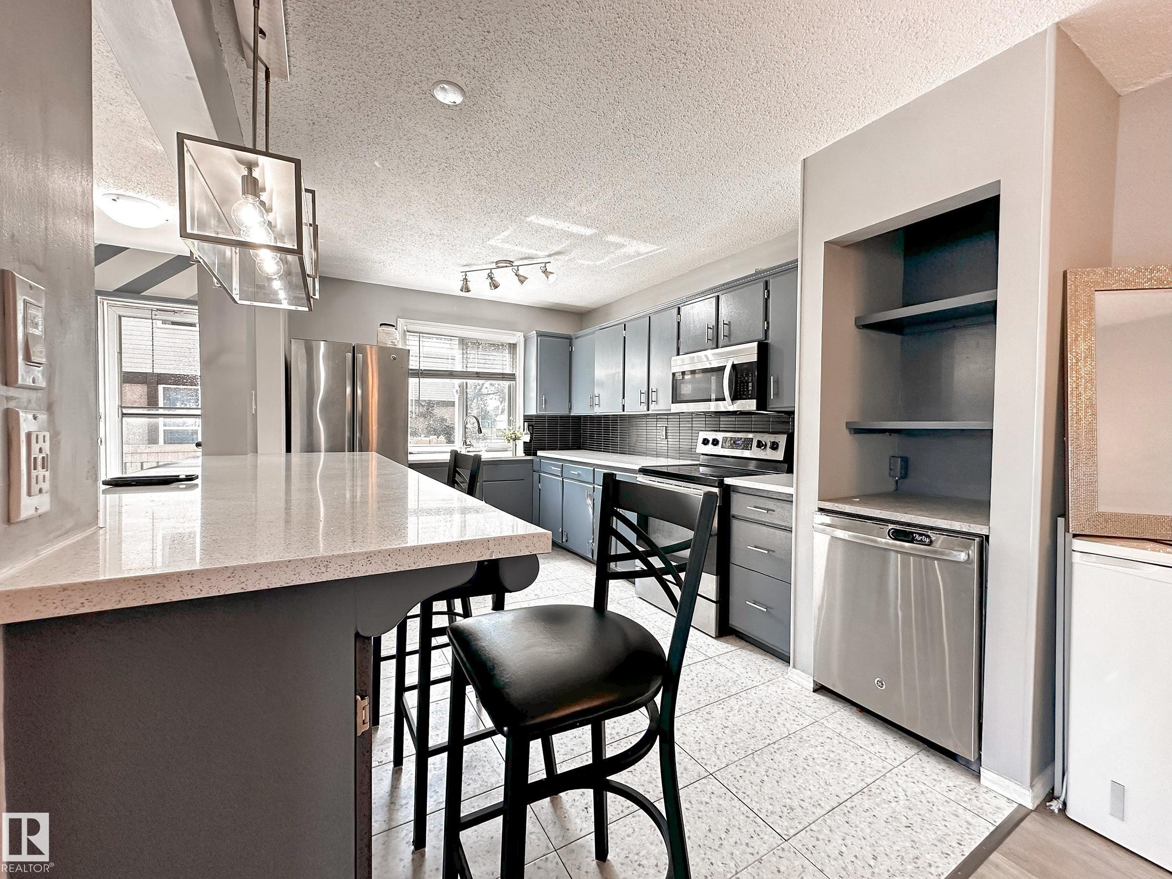 858 Erin Pl NW, Edmonton, AB T5T 1M6