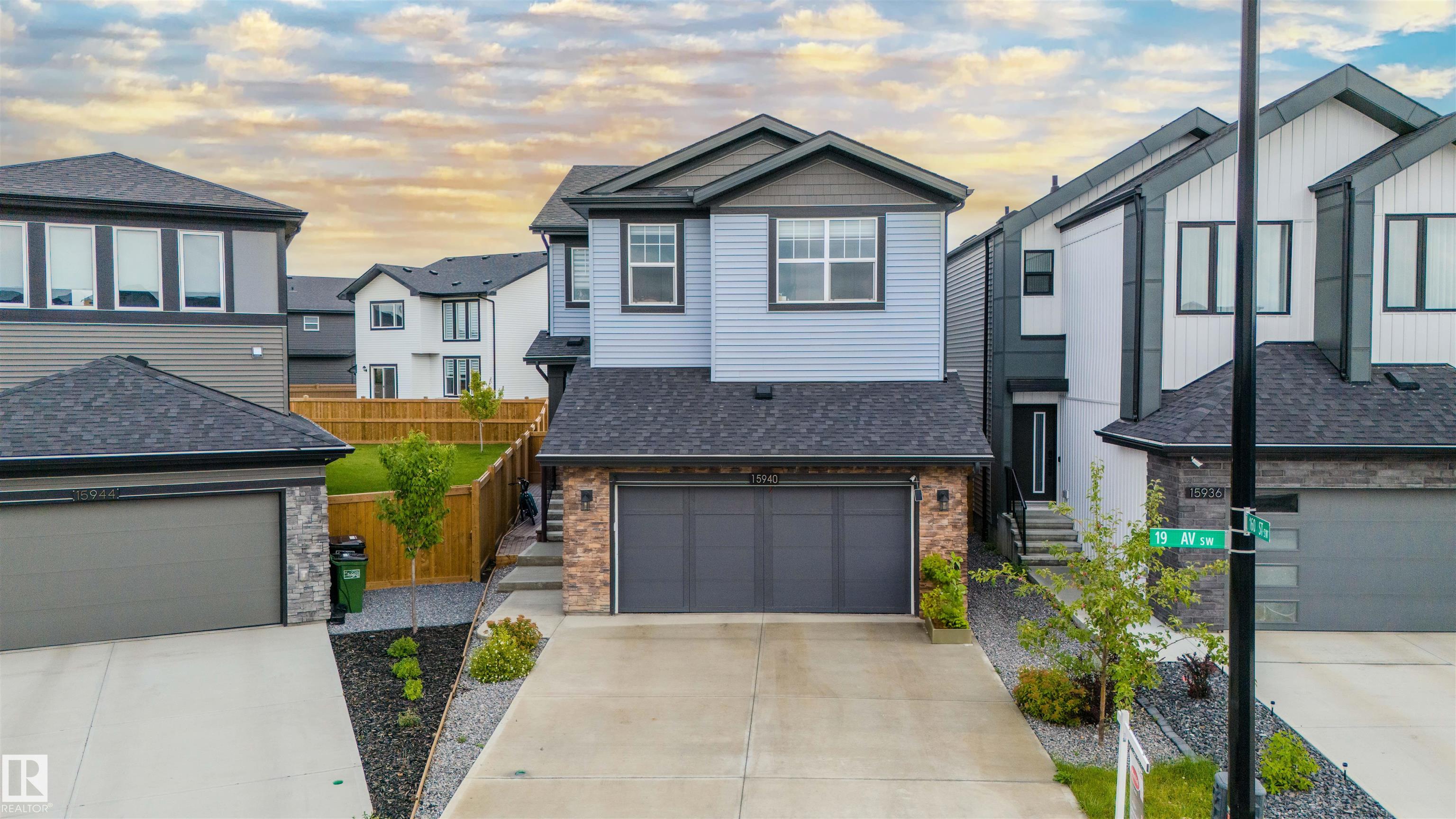 19 Av Sw Unit 15940 Ave, Edmonton, AB T6W 4X6