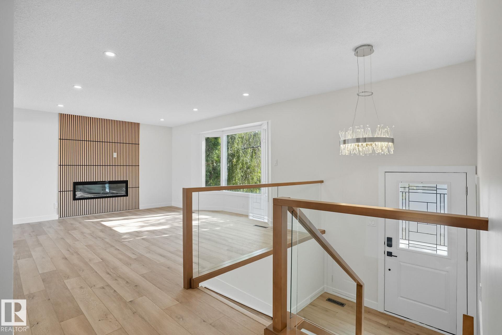 42 Av Nw Unit 11528 Ave, Edmonton, AB T6J 0W5